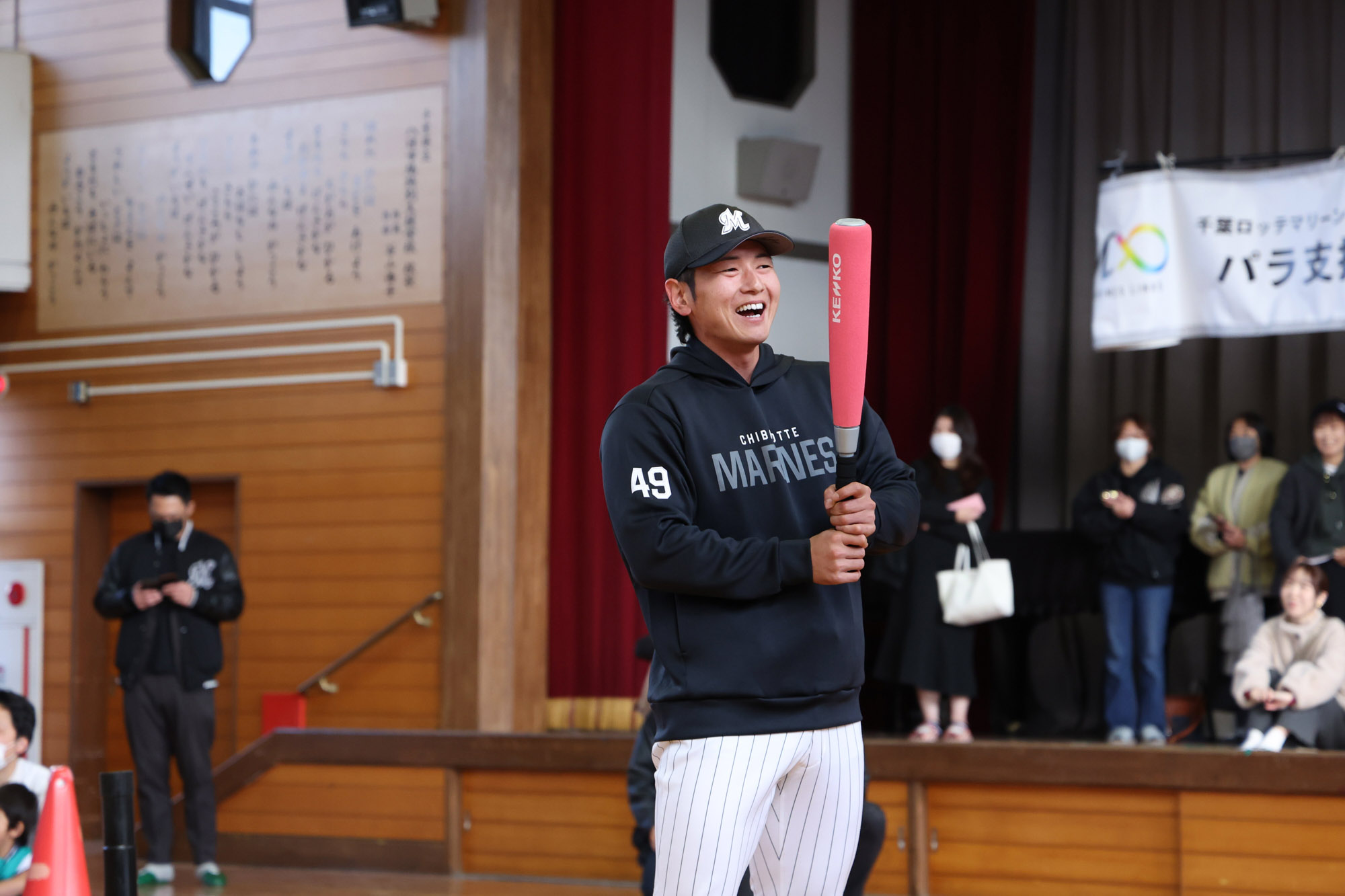 八日市場特別支援学校の体育館でのようす。マリーンズの選手たちが柔らかいバットを持って、笑顔で指導している