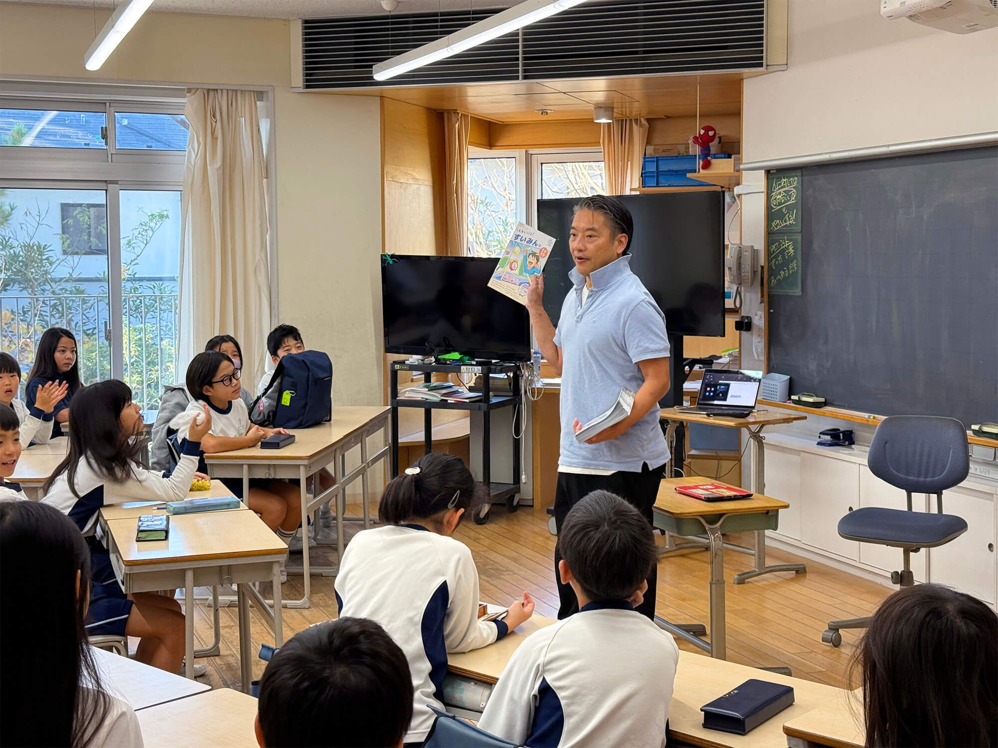 湘南学園小学校の教室で、児童たちに向けて話す中許（なかもと）先生