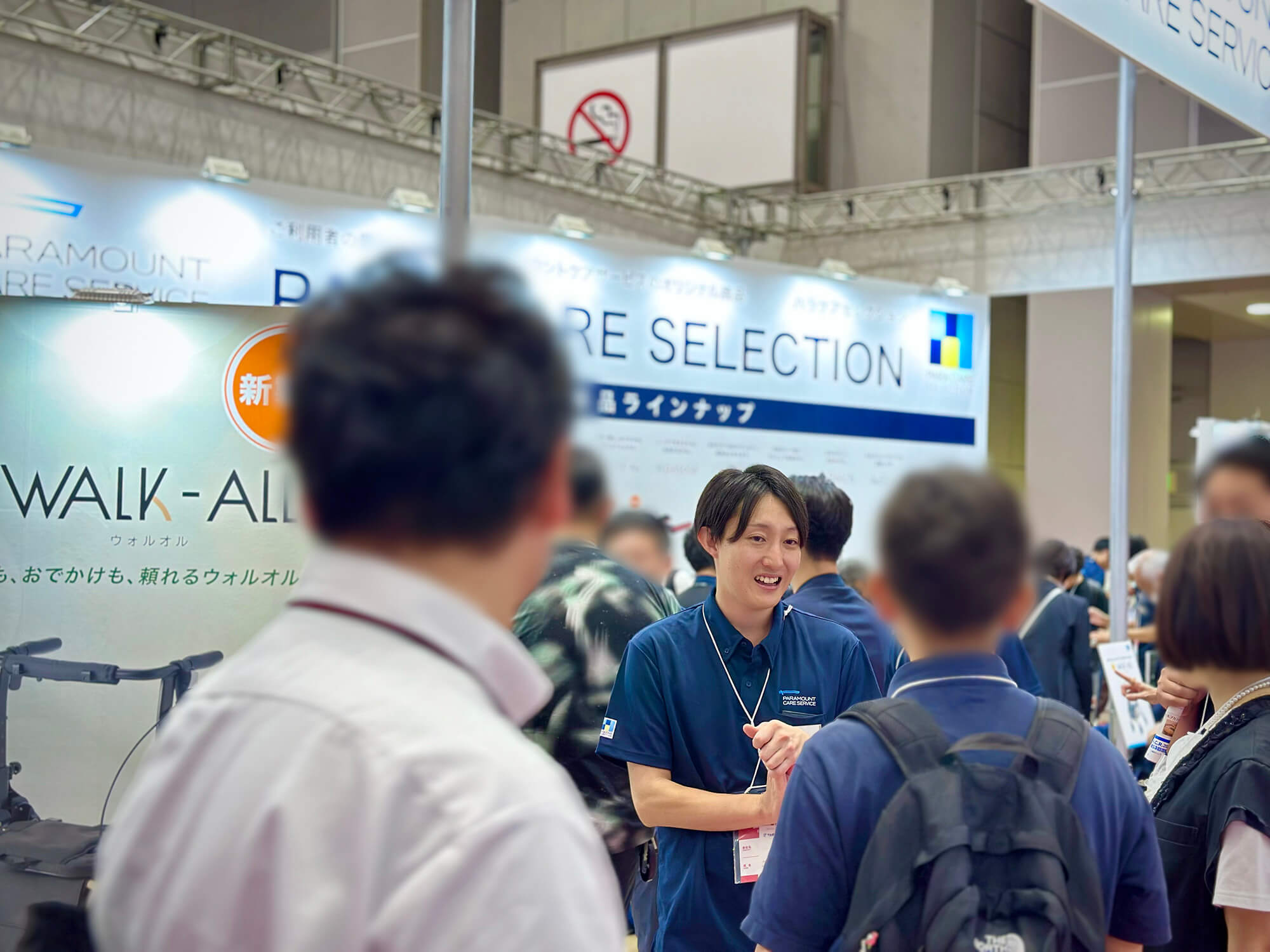 来場者に製品の説明をするパラマウントケアサービススタッフ