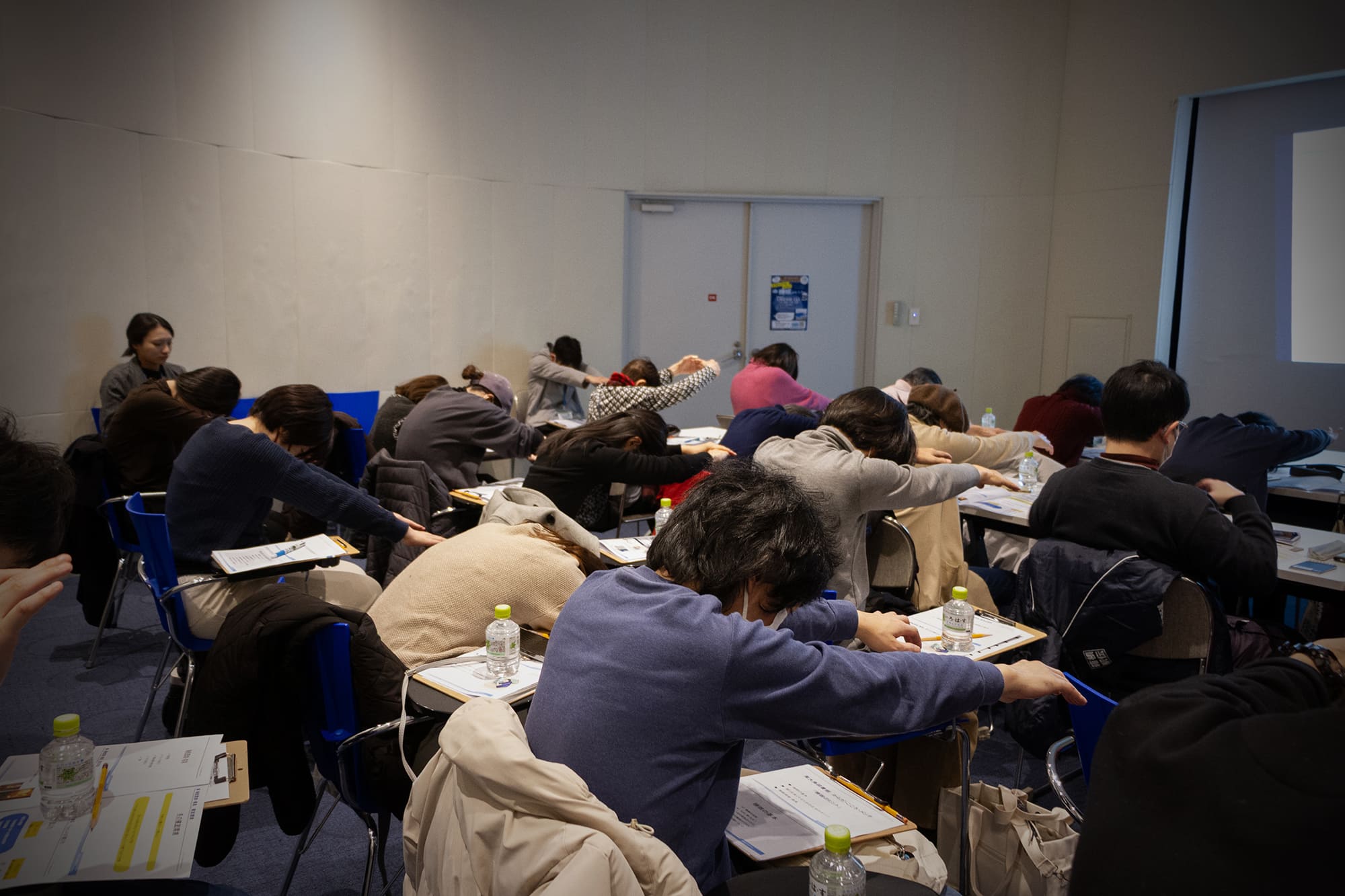 リラックス体操。だらーっと力を抜き、全員うつ伏せの姿勢