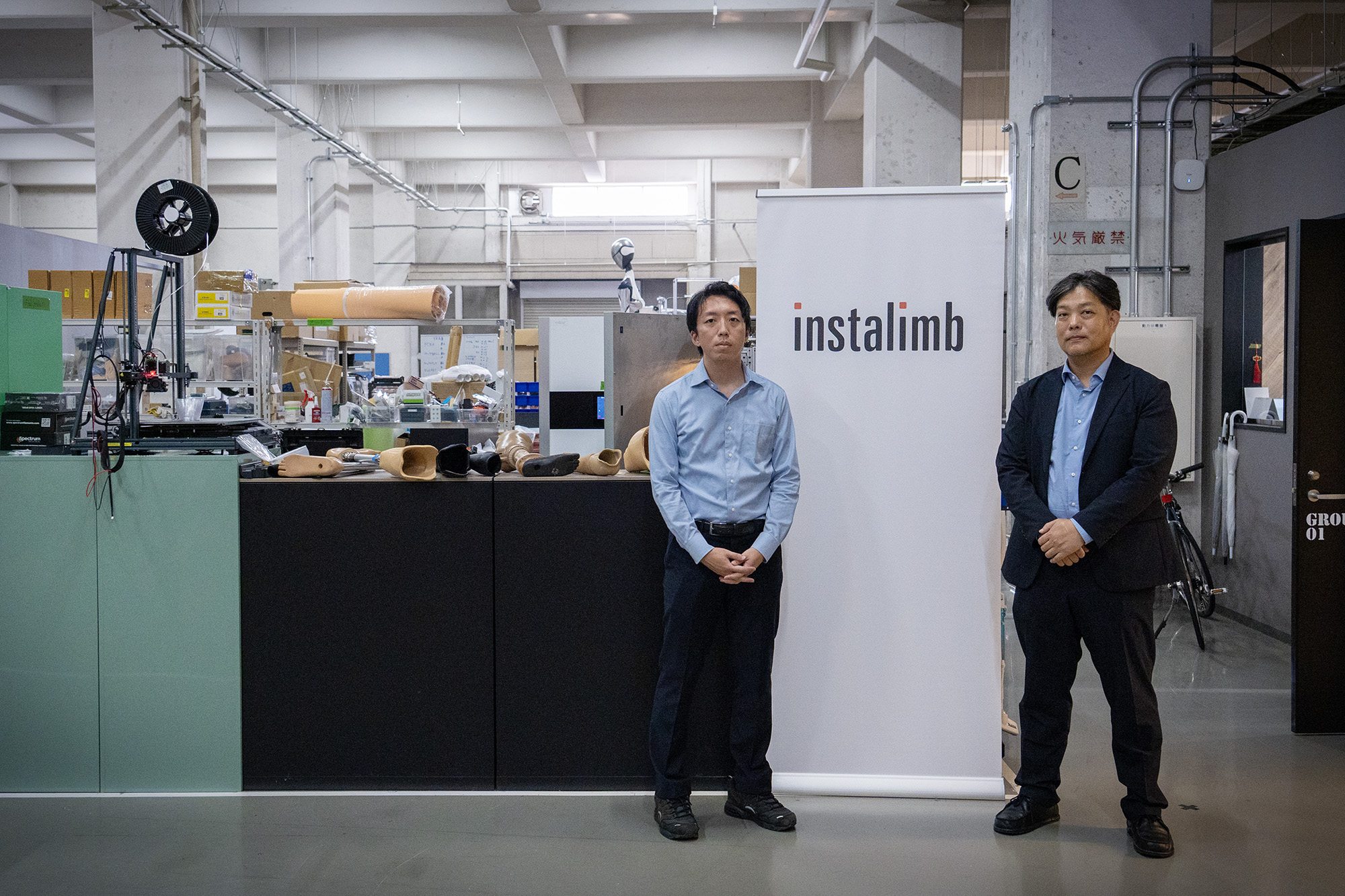 インスタリム本社ラボにて、CTO今信一郎さん（左）、同CEO徳島泰さん（右）