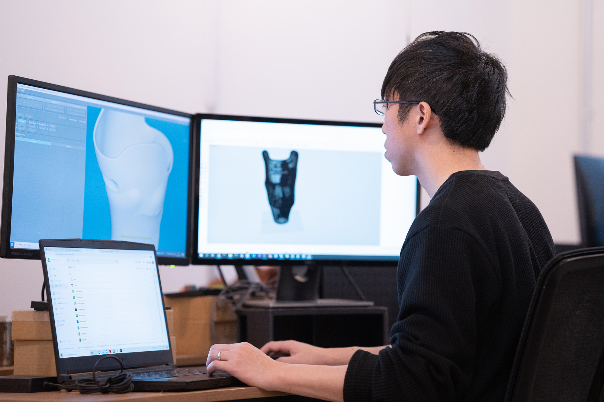 モニターに3Dデータが写され、スタッフが操作をしている