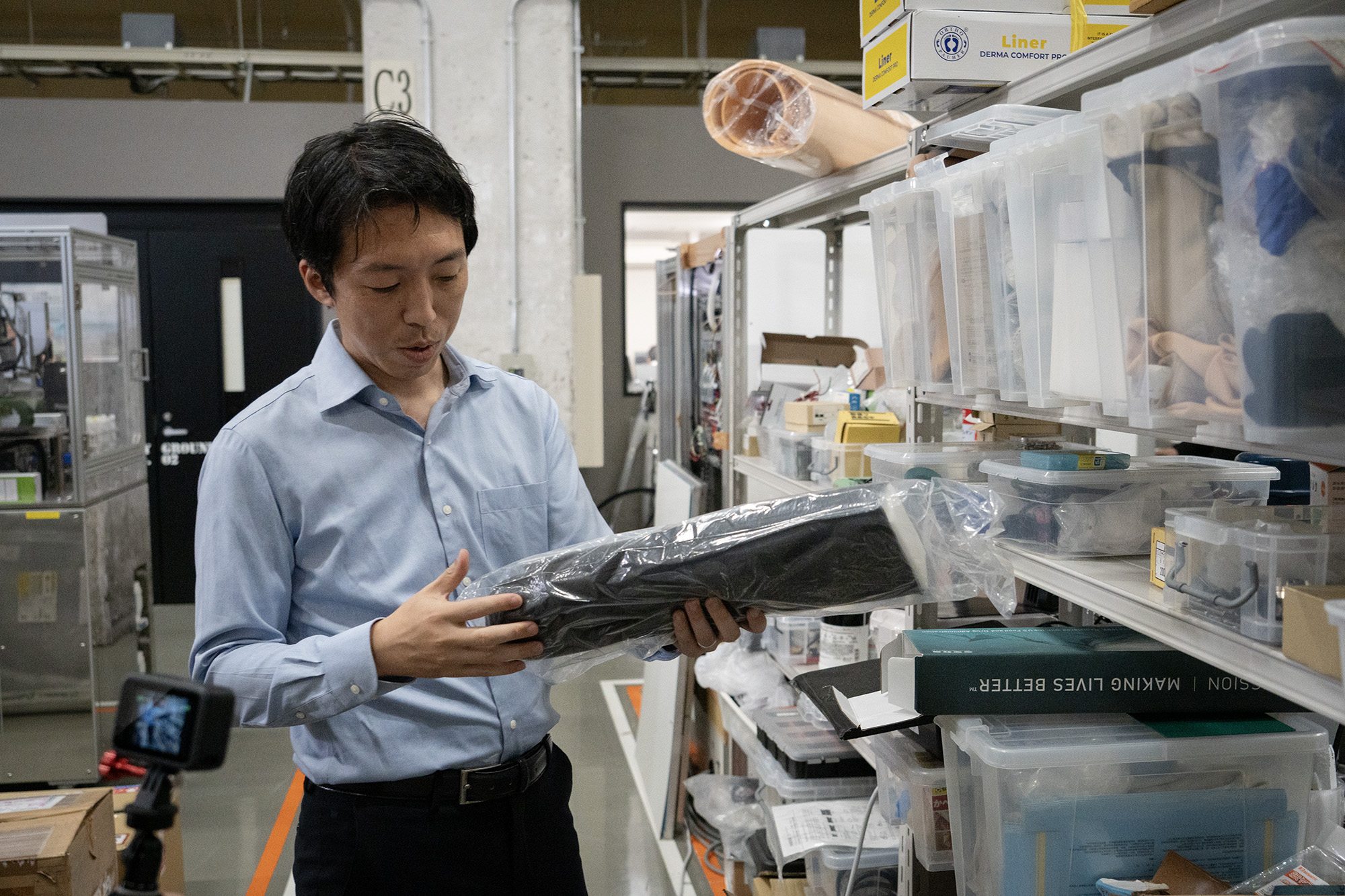 シリコン製のインナー素材を手に、説明をする今CTO