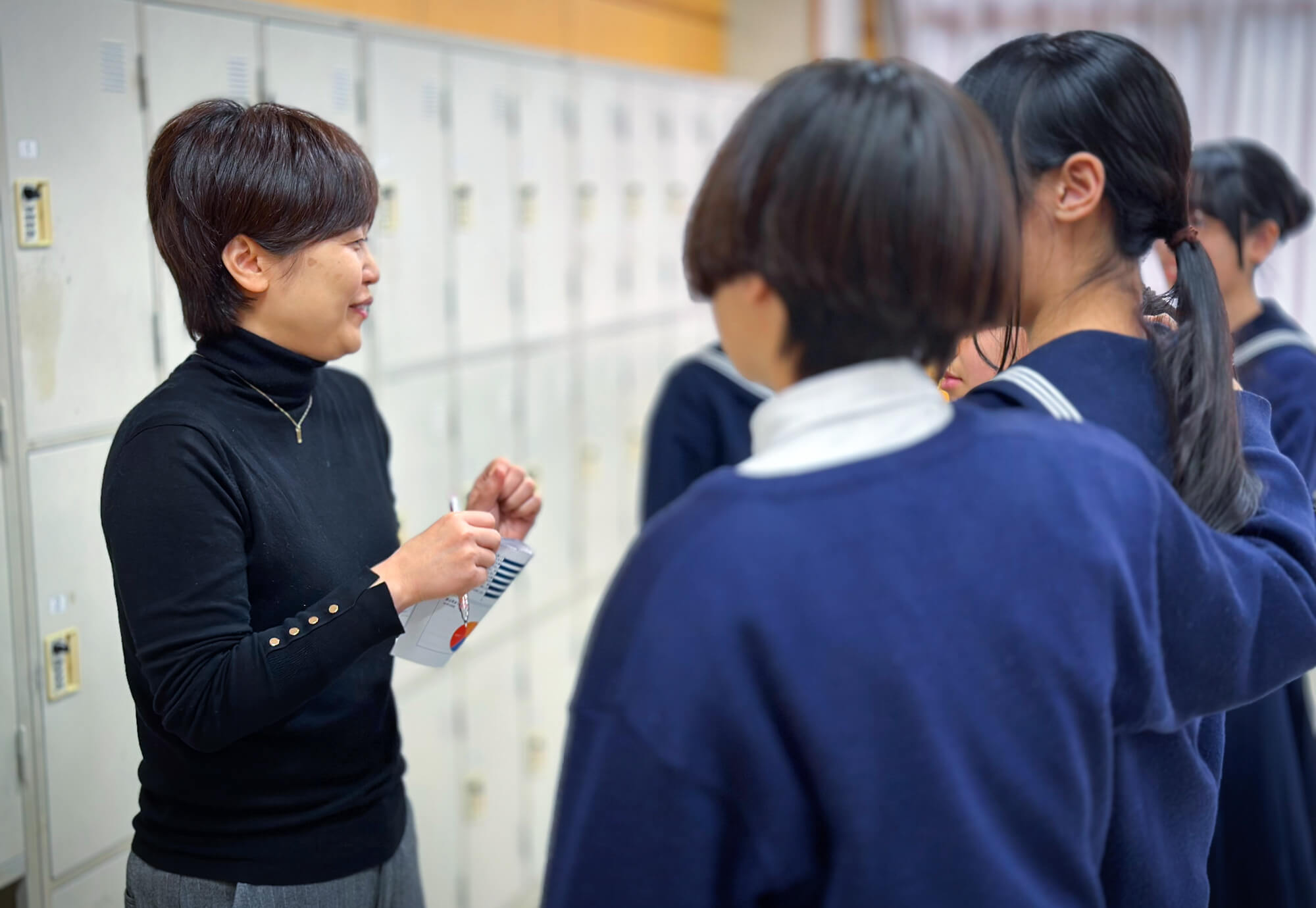 生徒の質問に丁寧に応えるパラマウントベッド睡眠研究所の井上智子さん