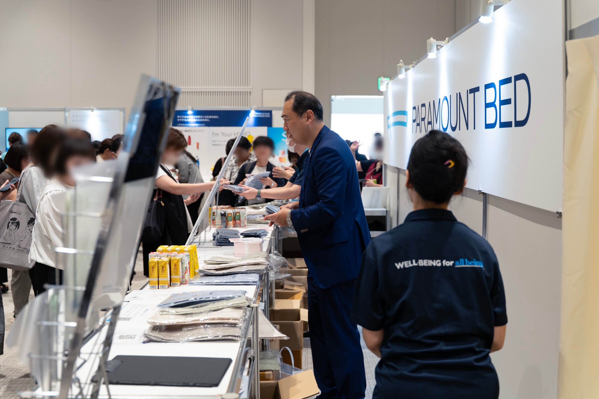 大勢の来場者で賑わうパラマウントベッドブース