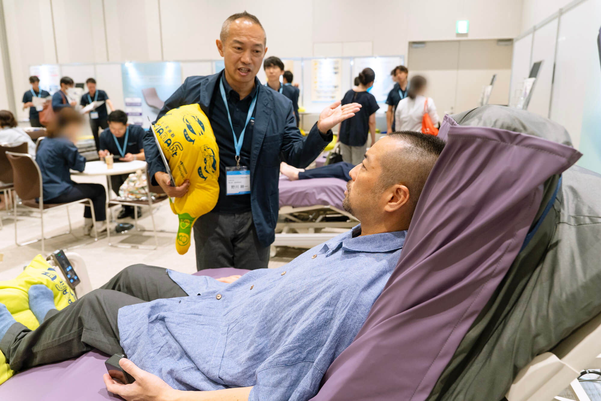 解説をうけながら「背上げ」を体験する