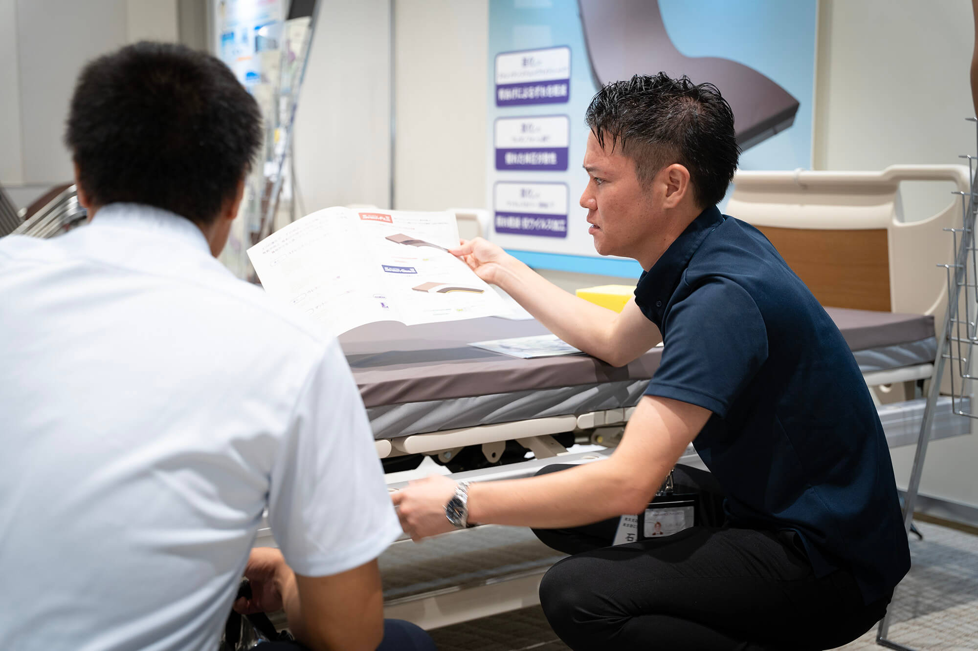 来場者に「ここちあ結起Rise（ゆうきライズ）」の説明をするパラマウントベッドのスタッフ