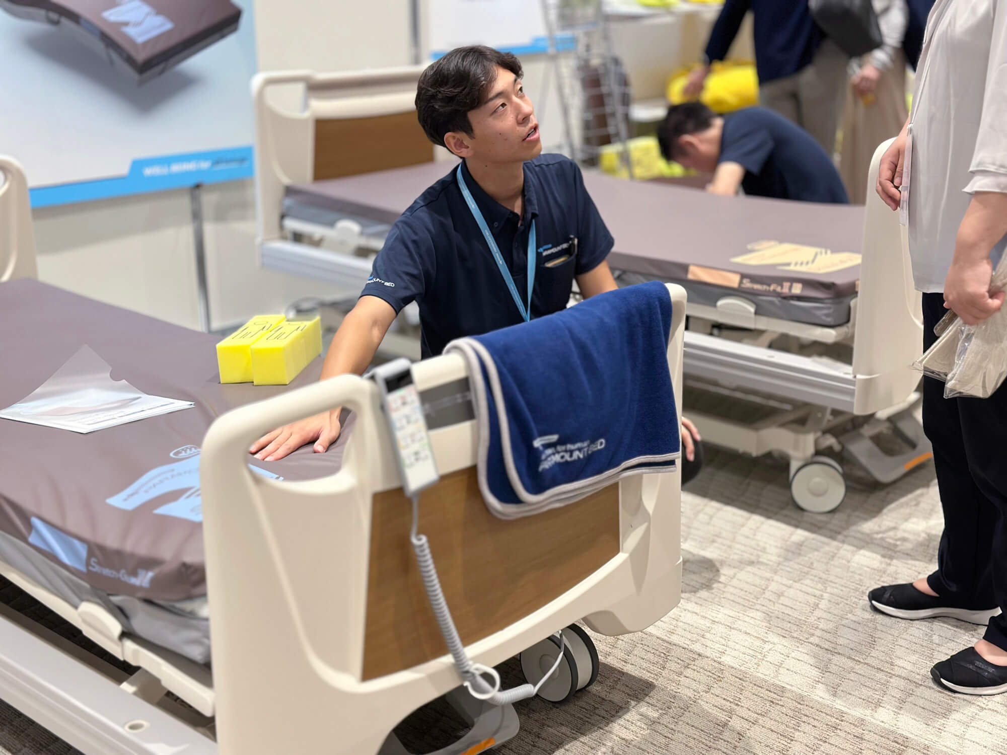 来場者に「ここちあ結起Rise（ゆうきライズ）」の説明をするパラマウントベッドのスタッフ