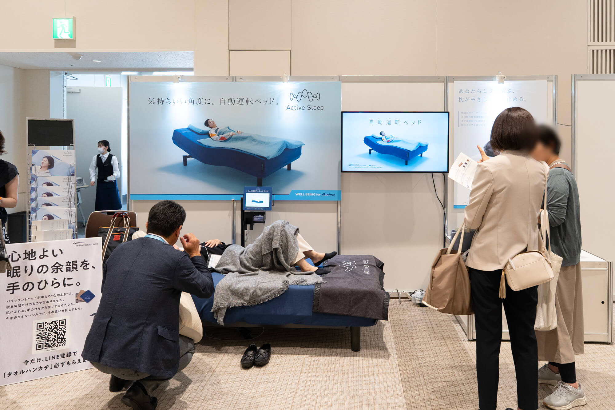 Active Sleep BEDを体験する来場者の看護師さんたち