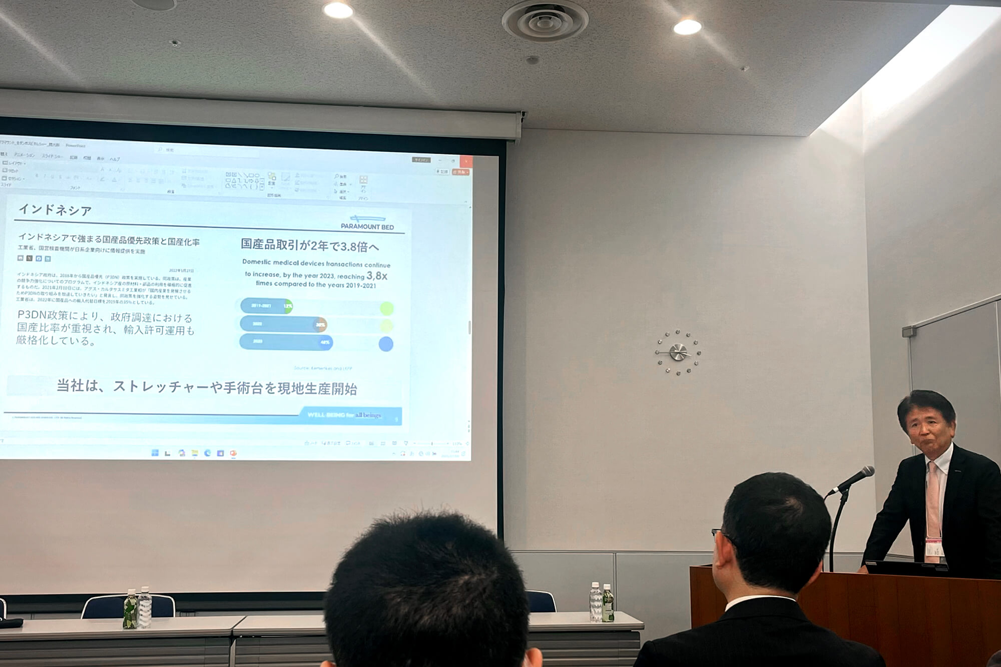 講演の様子。スライドを使い、実例を交えて講演