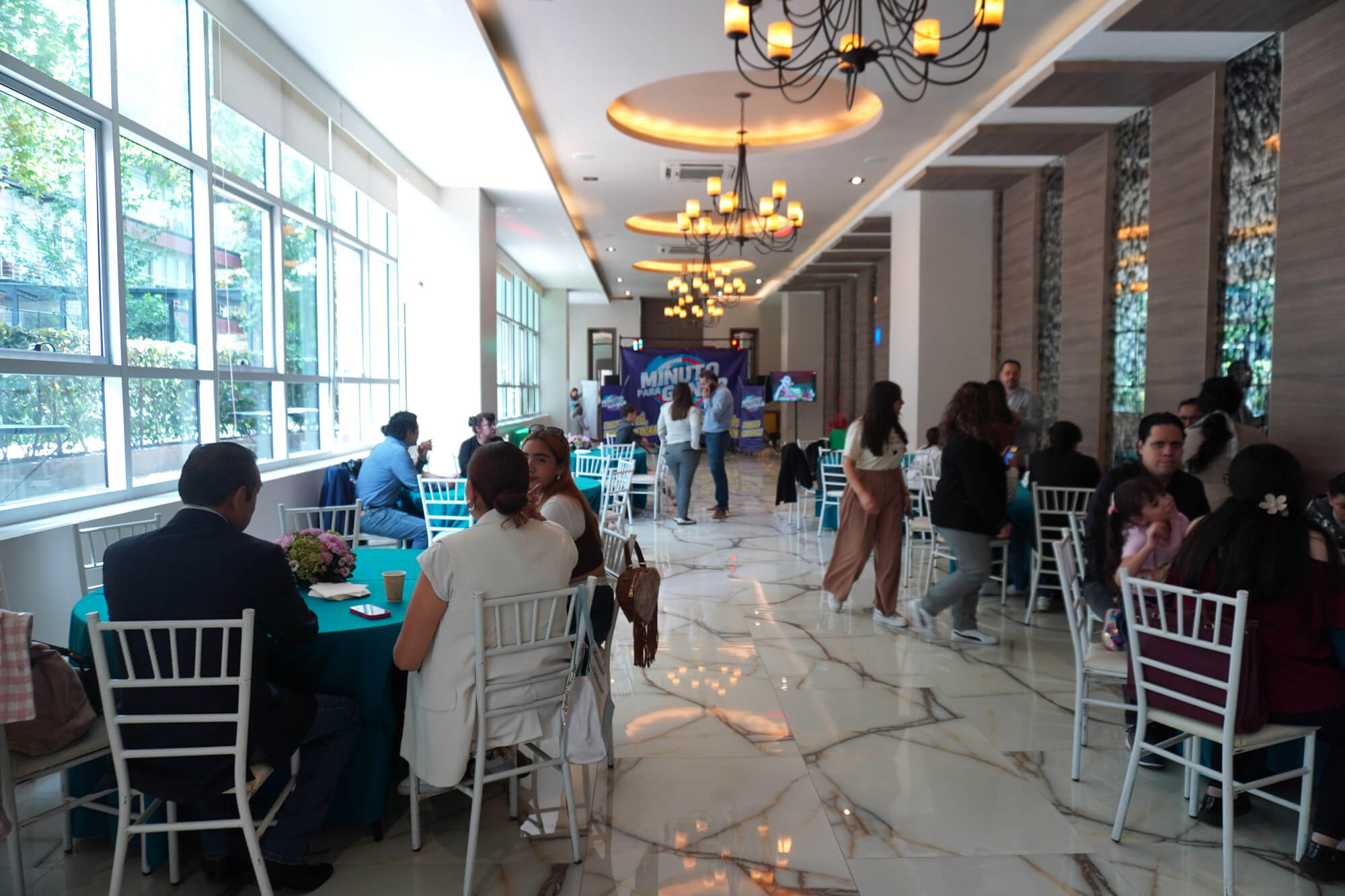 ホールで談笑するファミリーデー参加者