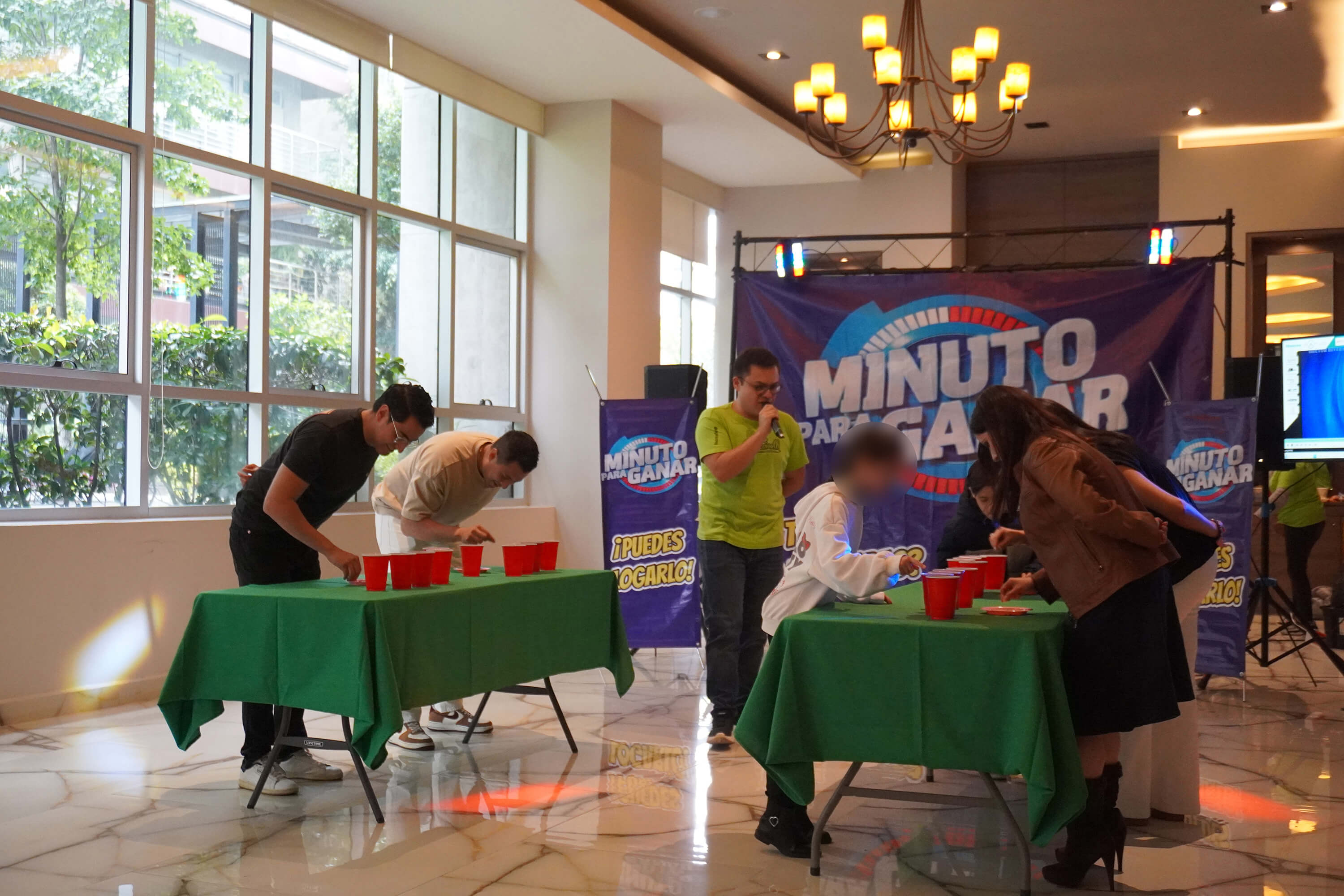 社員とその家族がゲーム大会をしている