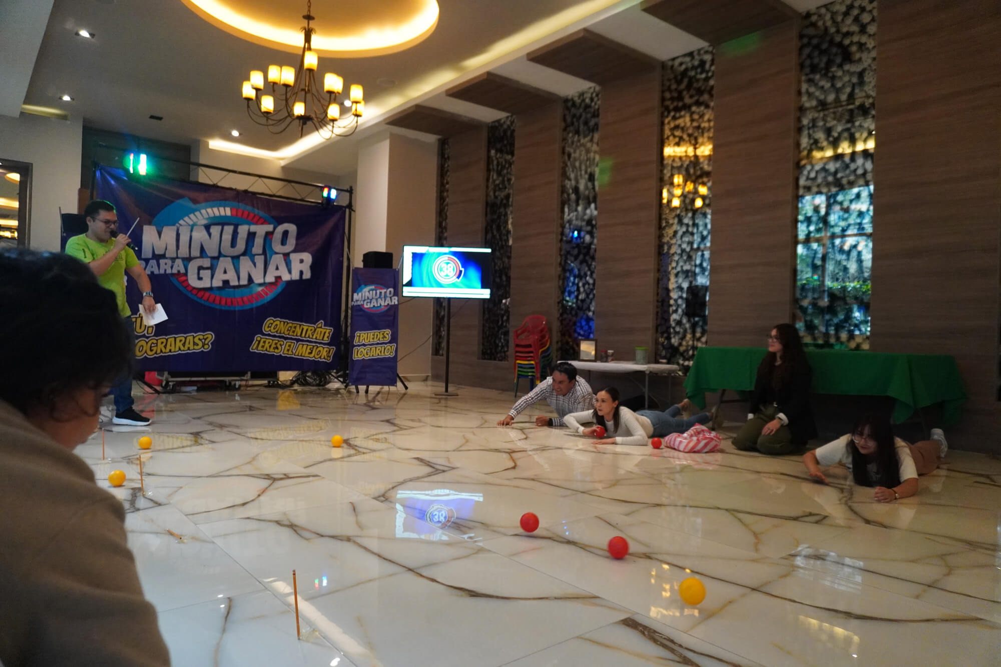 社員とその家族がゲーム大会をしている