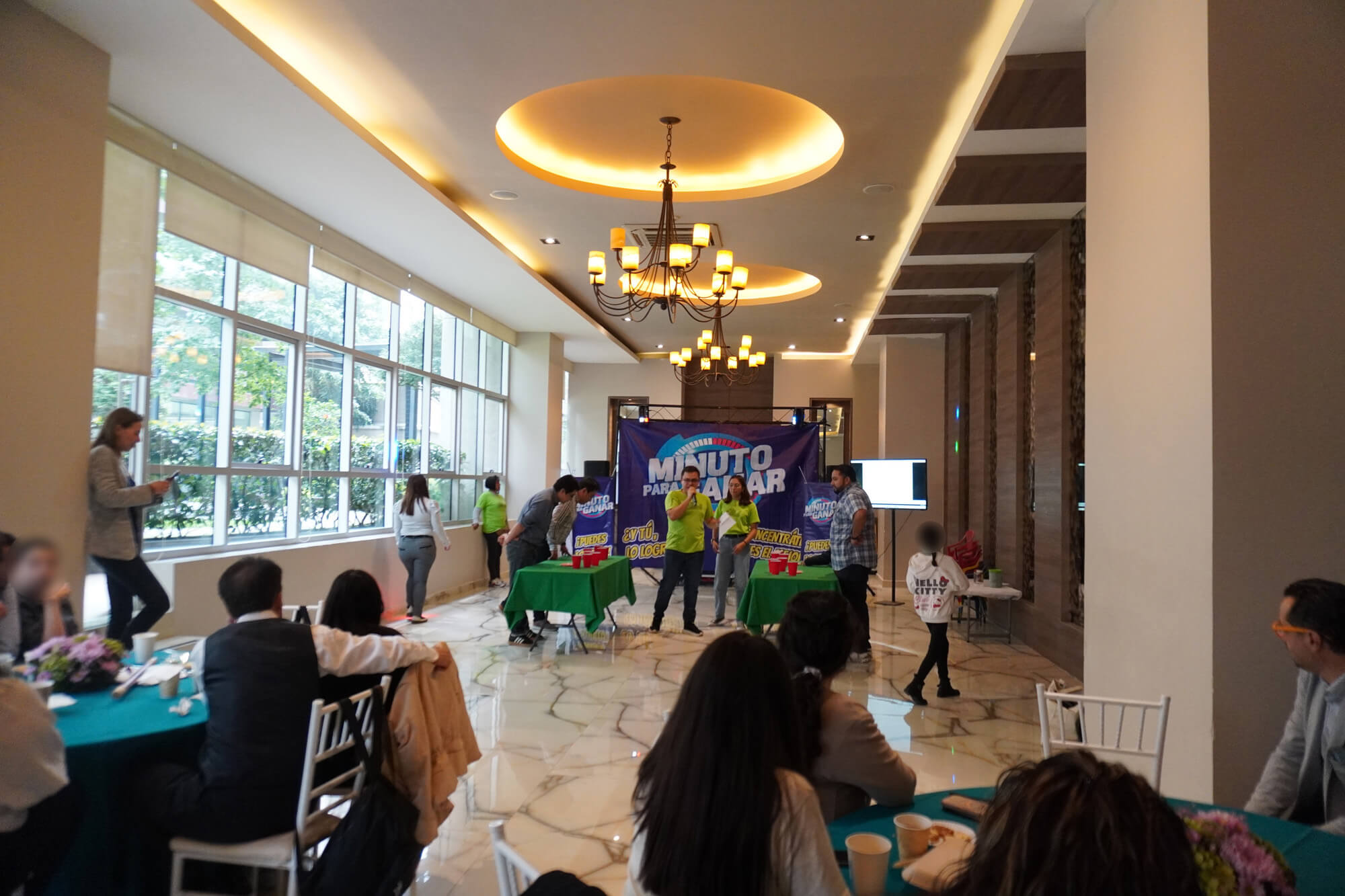 ゲーム大会の様子とそれを見守る参加者たち