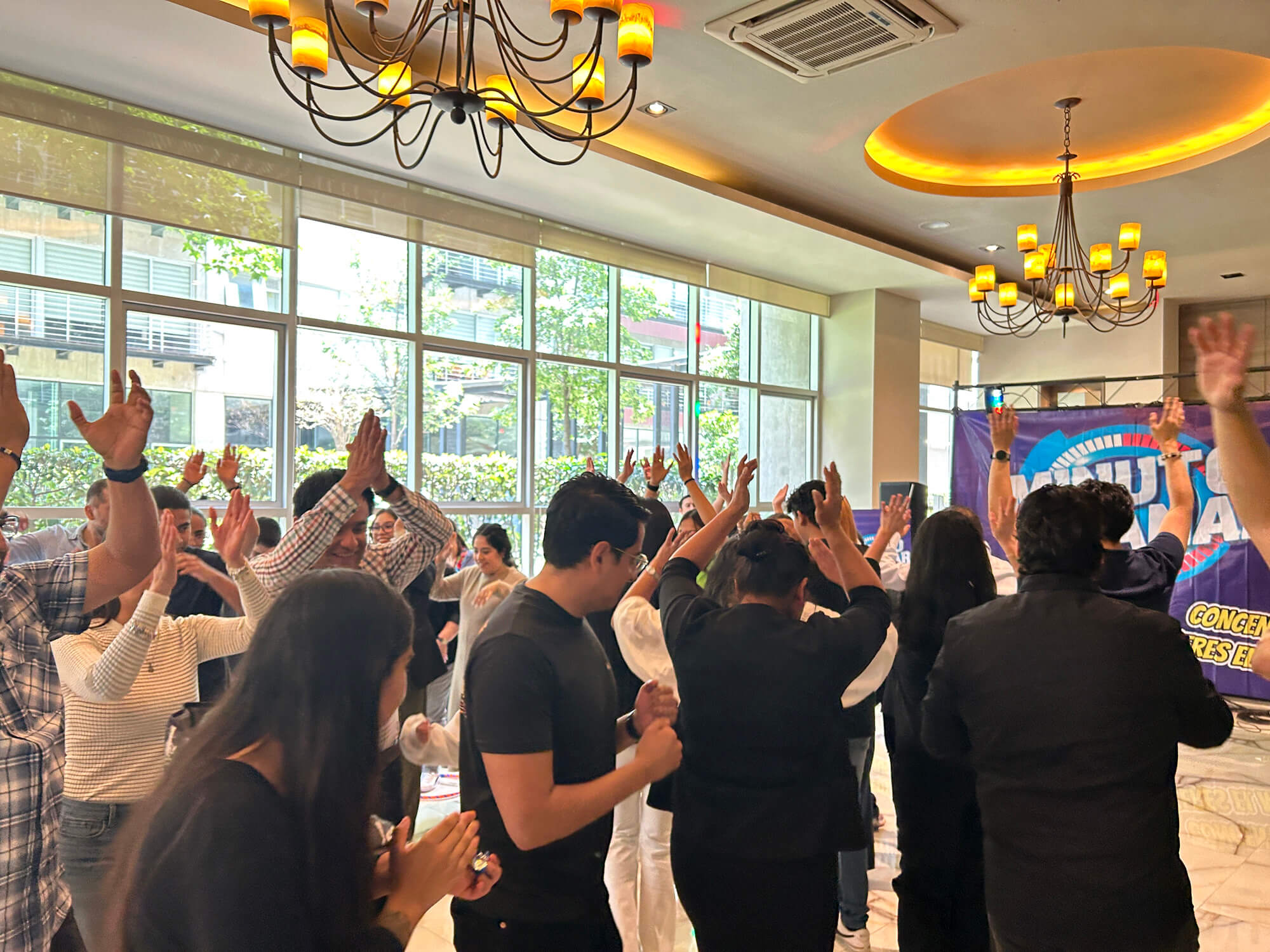 社員も家族も音楽に合わせて楽しそうに踊っている