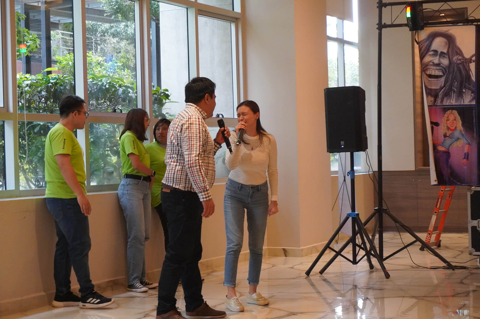 カラオケで盛り上がる参加者たち