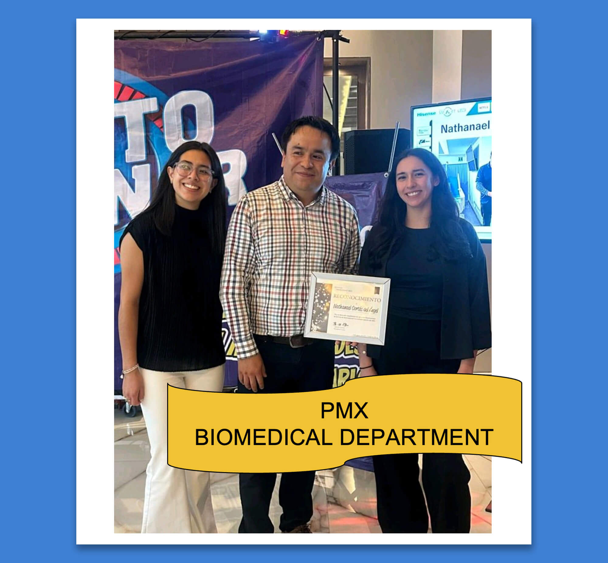 盾を手に記念写真に写る社員たち