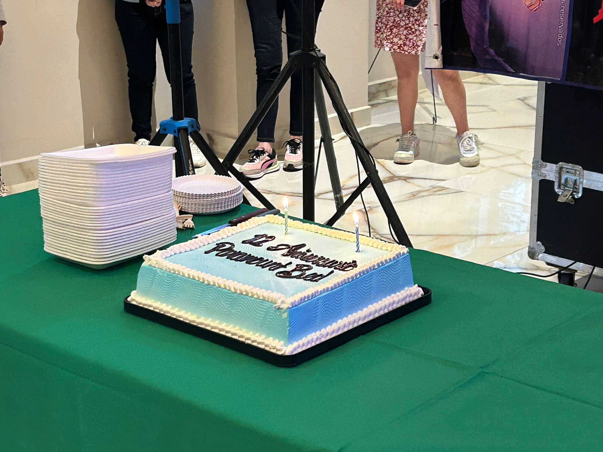 パラマウントベッド・メキシコ設立12周年の記念ケーキと、パラきちの姿をした特大ピニャータ