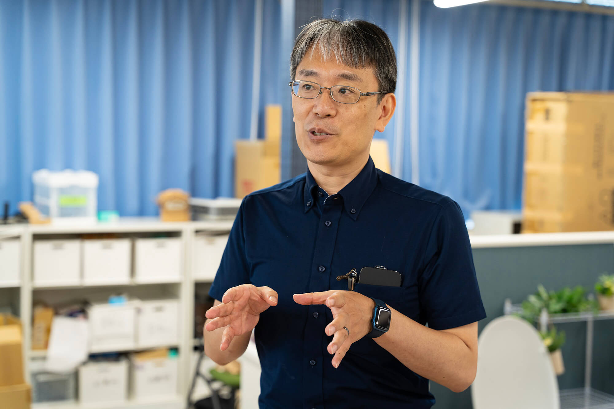 研究室でインタビューに答える平田泰久教授