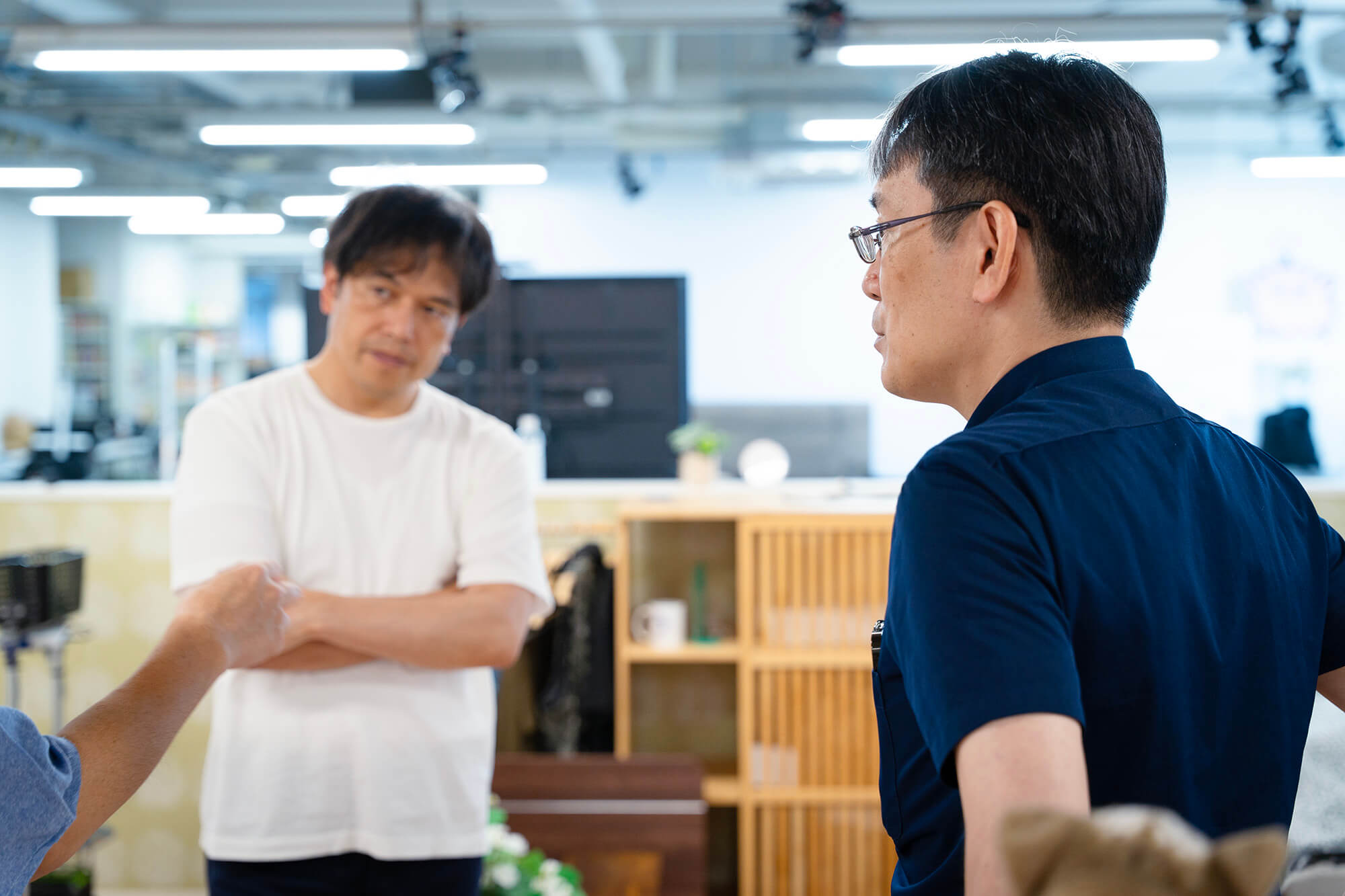 ラボの一角。ベッドやローテーブルなどの家具や日用品が配置され、床も家庭用のフローリングが敷かれている