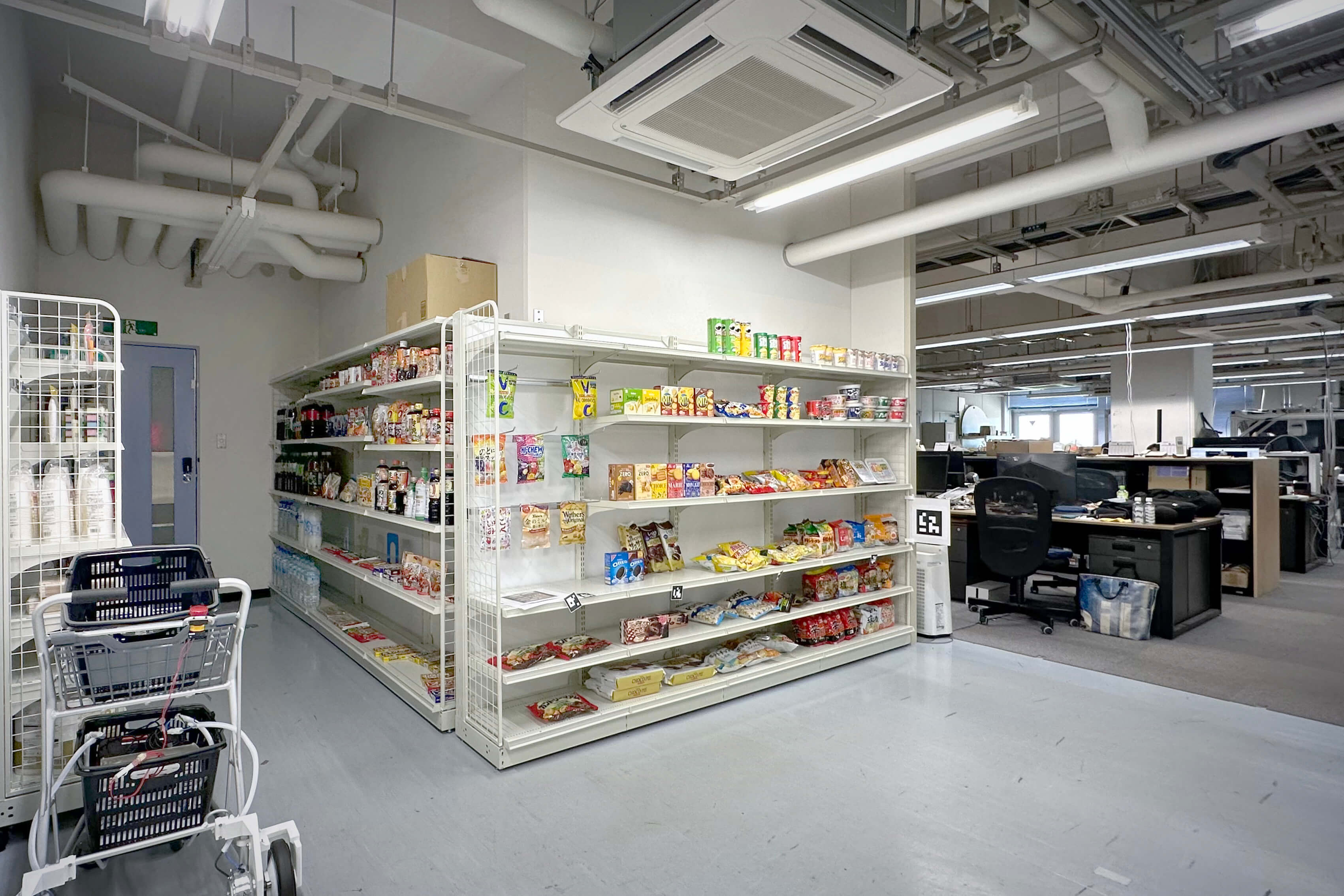 商品棚を再現したスペース。日用雑貨や食品などがショップさながらに陳列されている