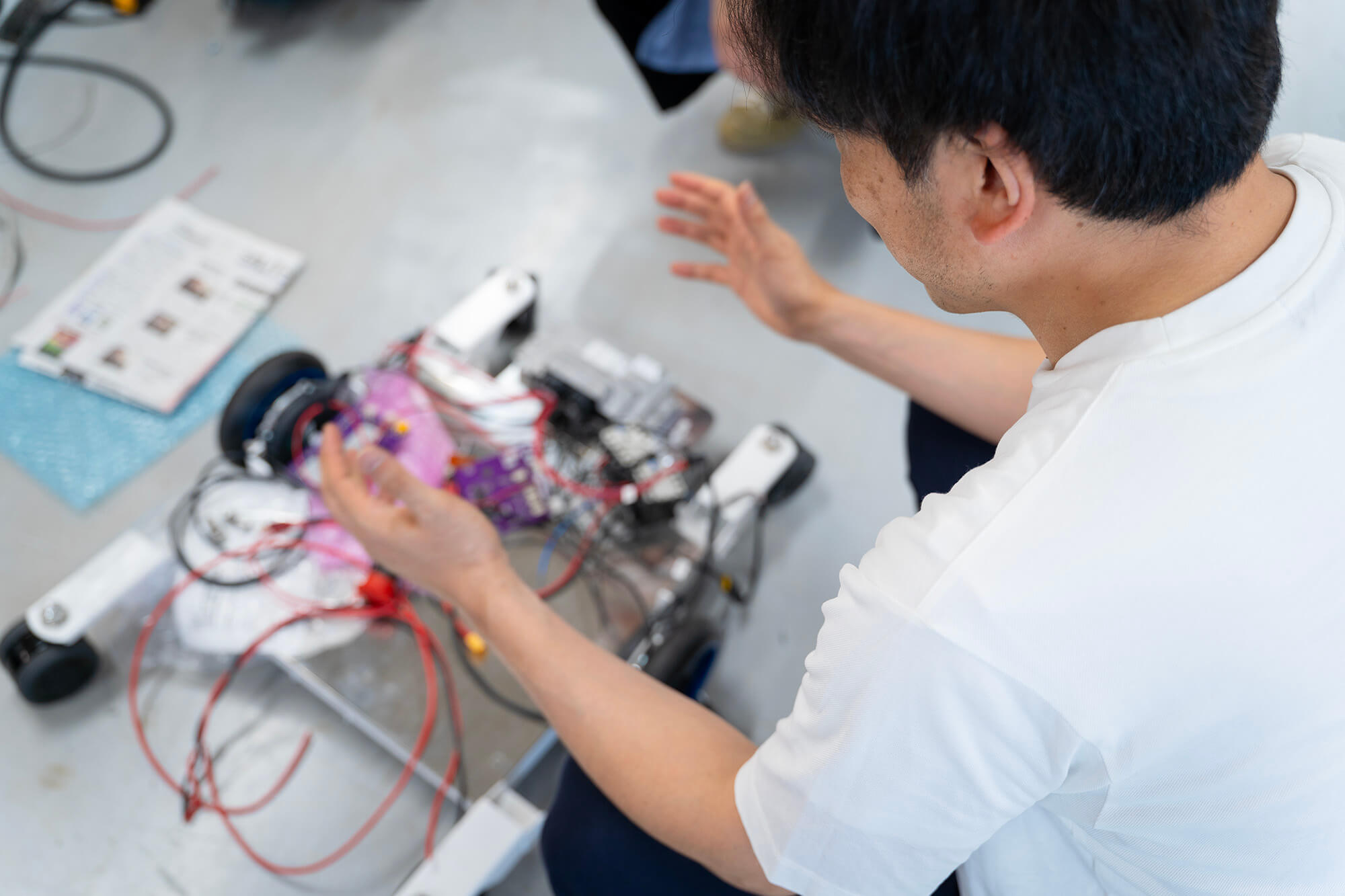 組み立て中のMoby。配線やモーター、制御機構が見えている