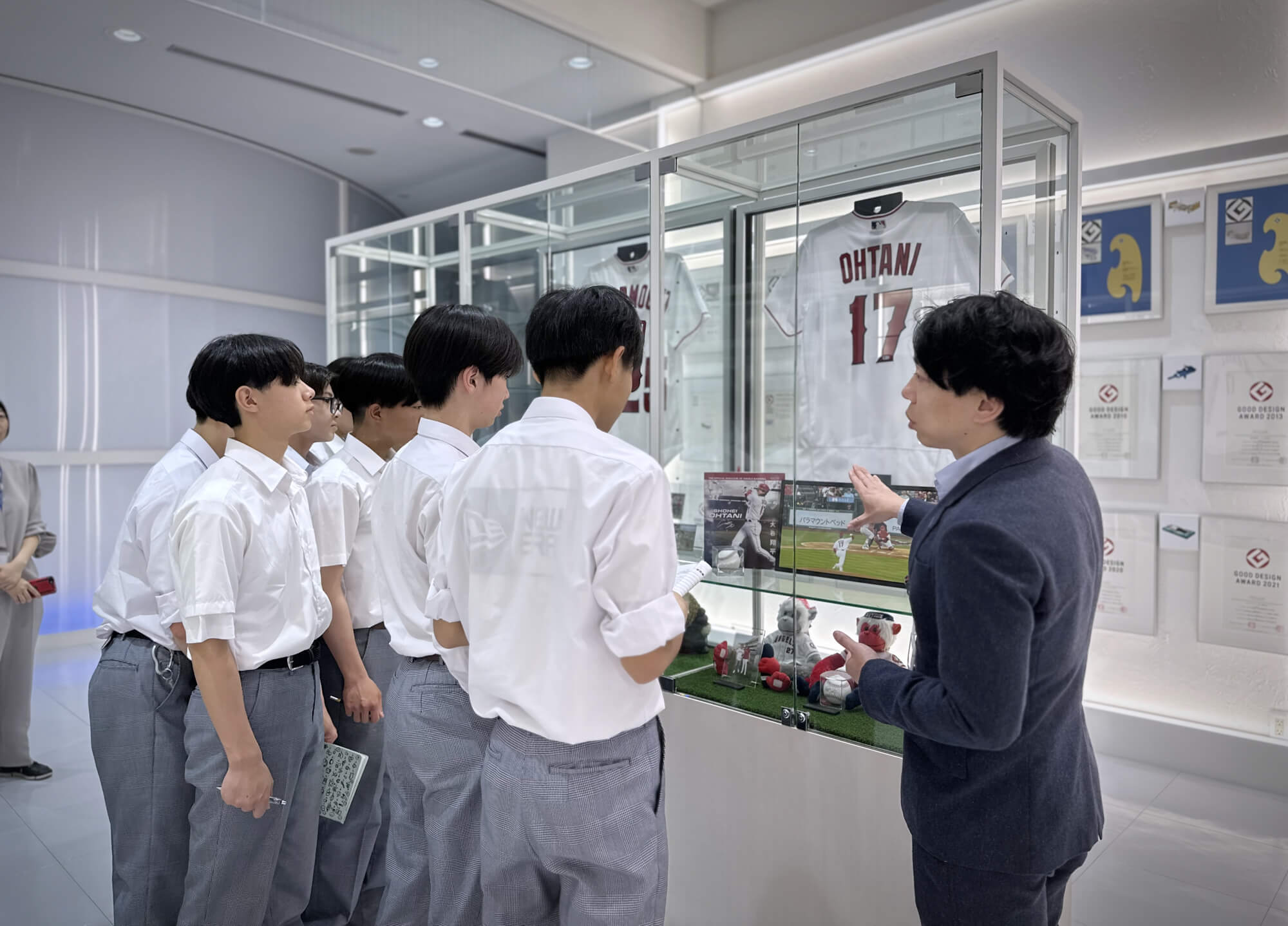 PARAMOUNT MUSEUM、エンゼルス時代の大谷翔平選手紹介コーナー。ユニフォームやサインボール、試合の写真などに興味津々の生徒たち。