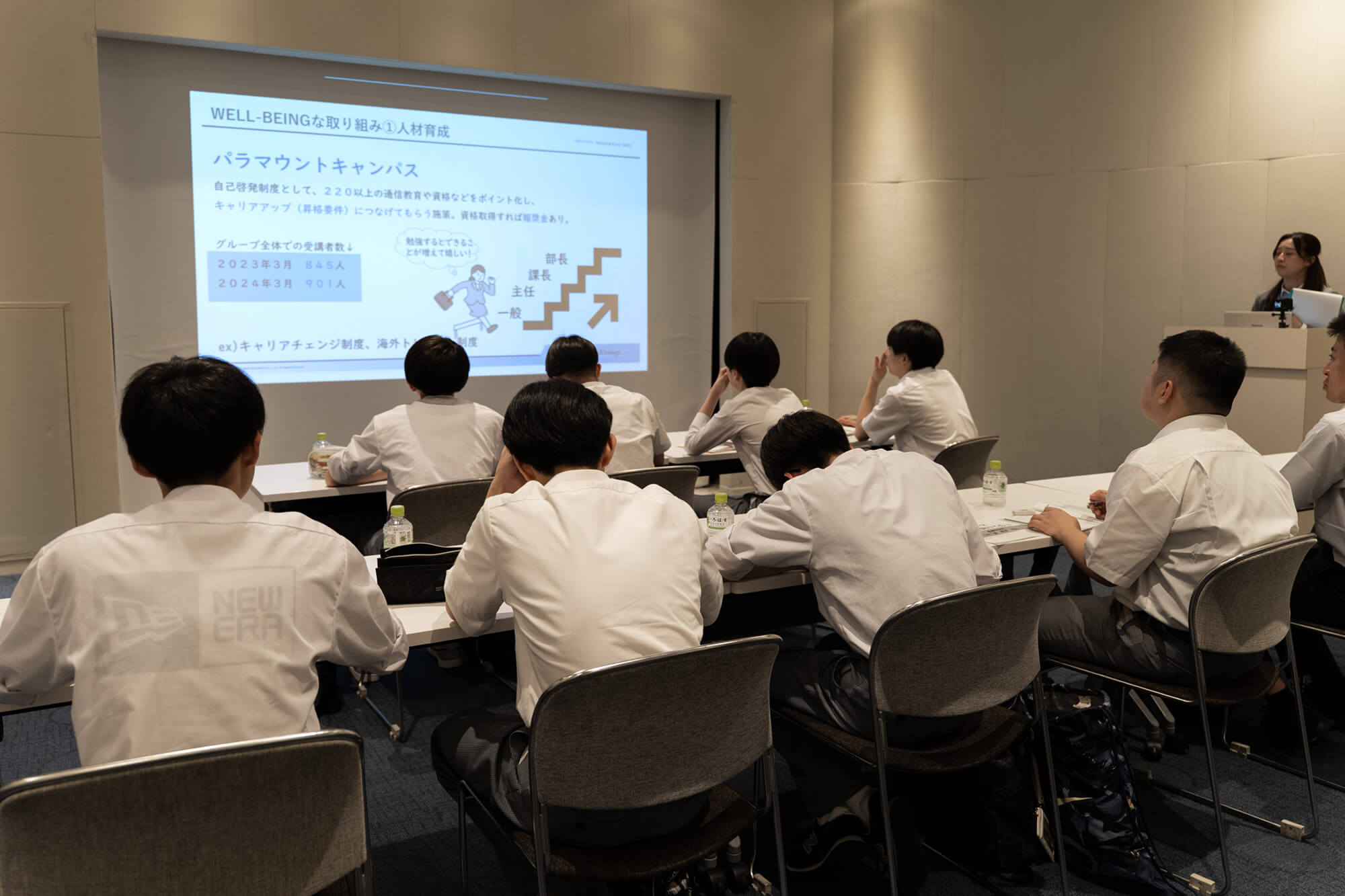 長橋中学の生徒たちに、パラマウントベッドのWELL-BEING(ウェルビーイング)な取り組みを話す広報部中村さん