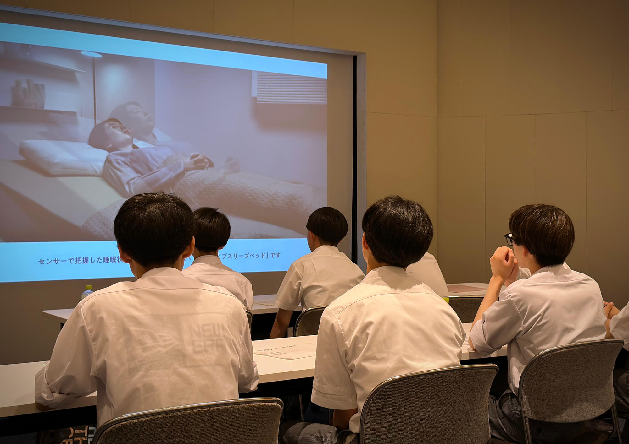 あらためてパラマウントベッドの製品や取り組みの動画を見る生徒たち。真剣に見ている。