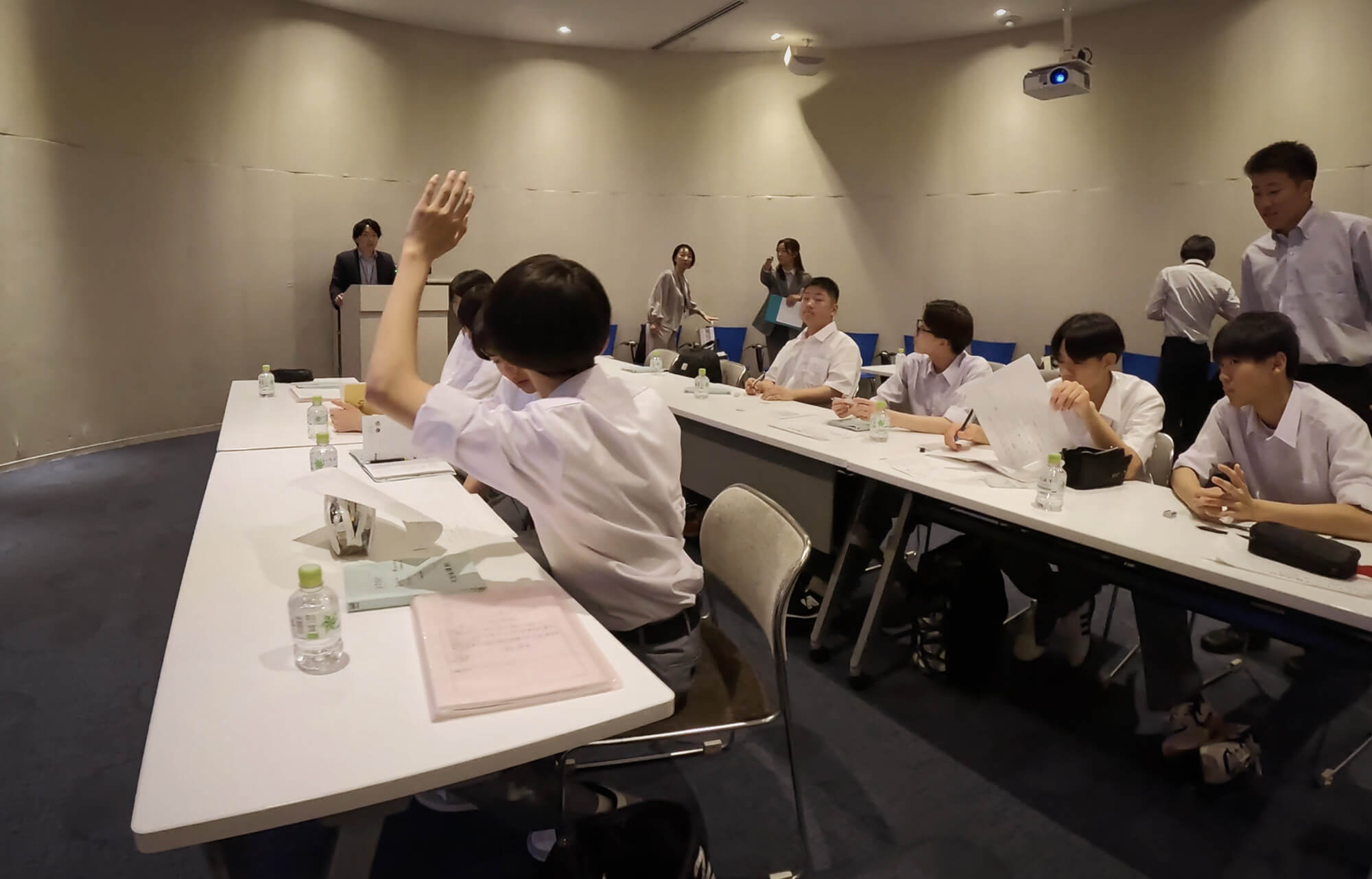 質疑・応答タイムで挙手をして質問する長橋中学校の生徒。