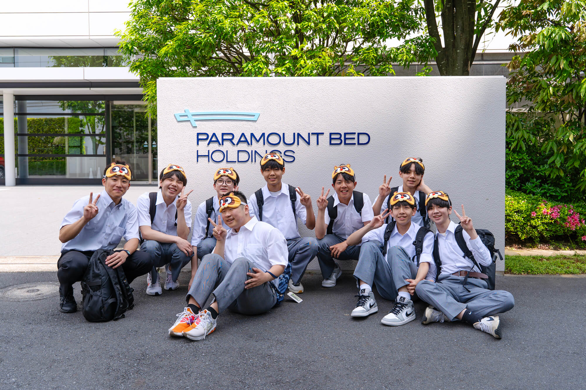 本社前での記念写真。小樽市立長橋中学校の生徒と先生。