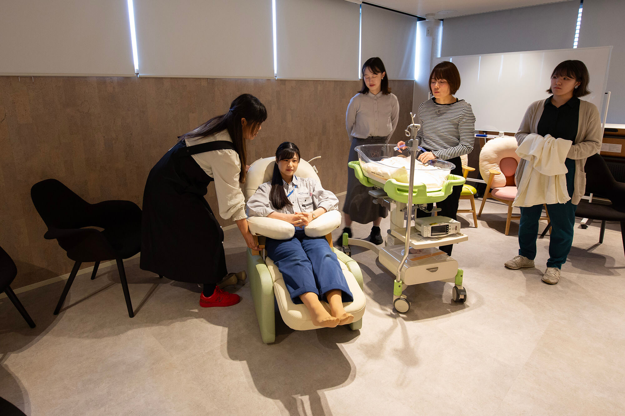 OyaCoco（おやここ）の背を寝かしフラットに近い姿勢で抱っこをしている