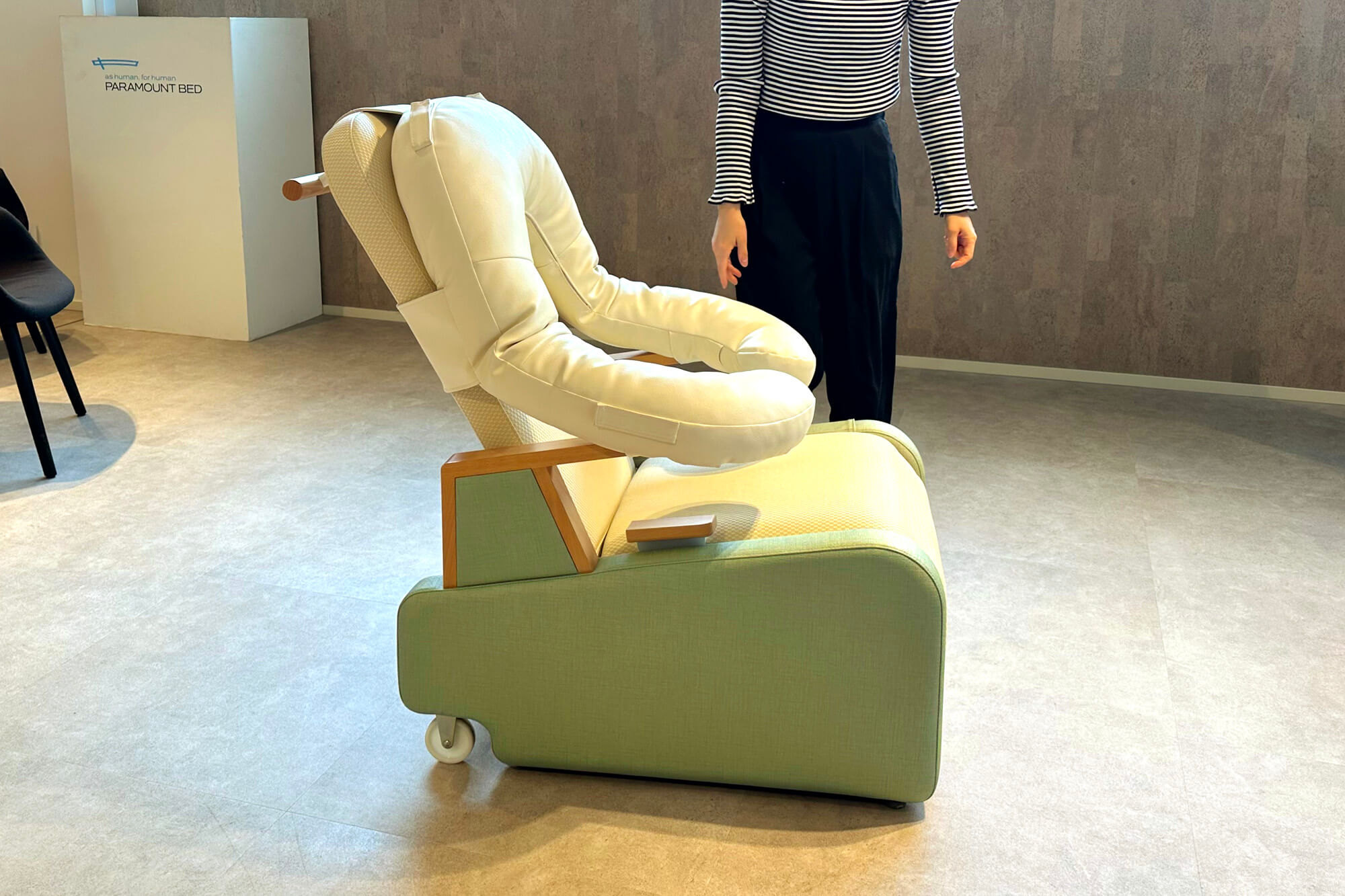 横から見たOyaCocoと特徴的なU字型のクッション