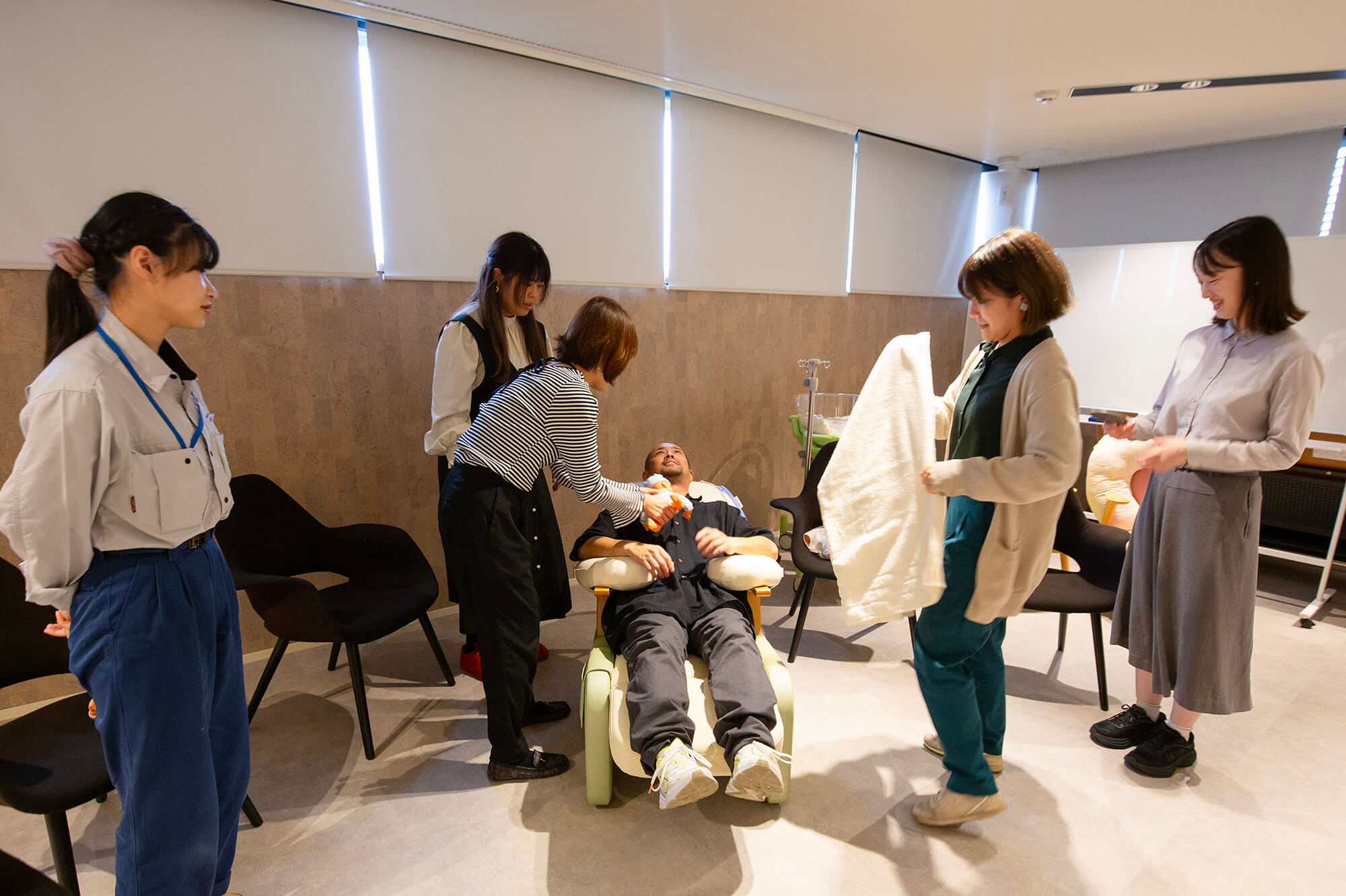 男性記者がOyaCoco（おやここ）に座ってリクライニングをしている