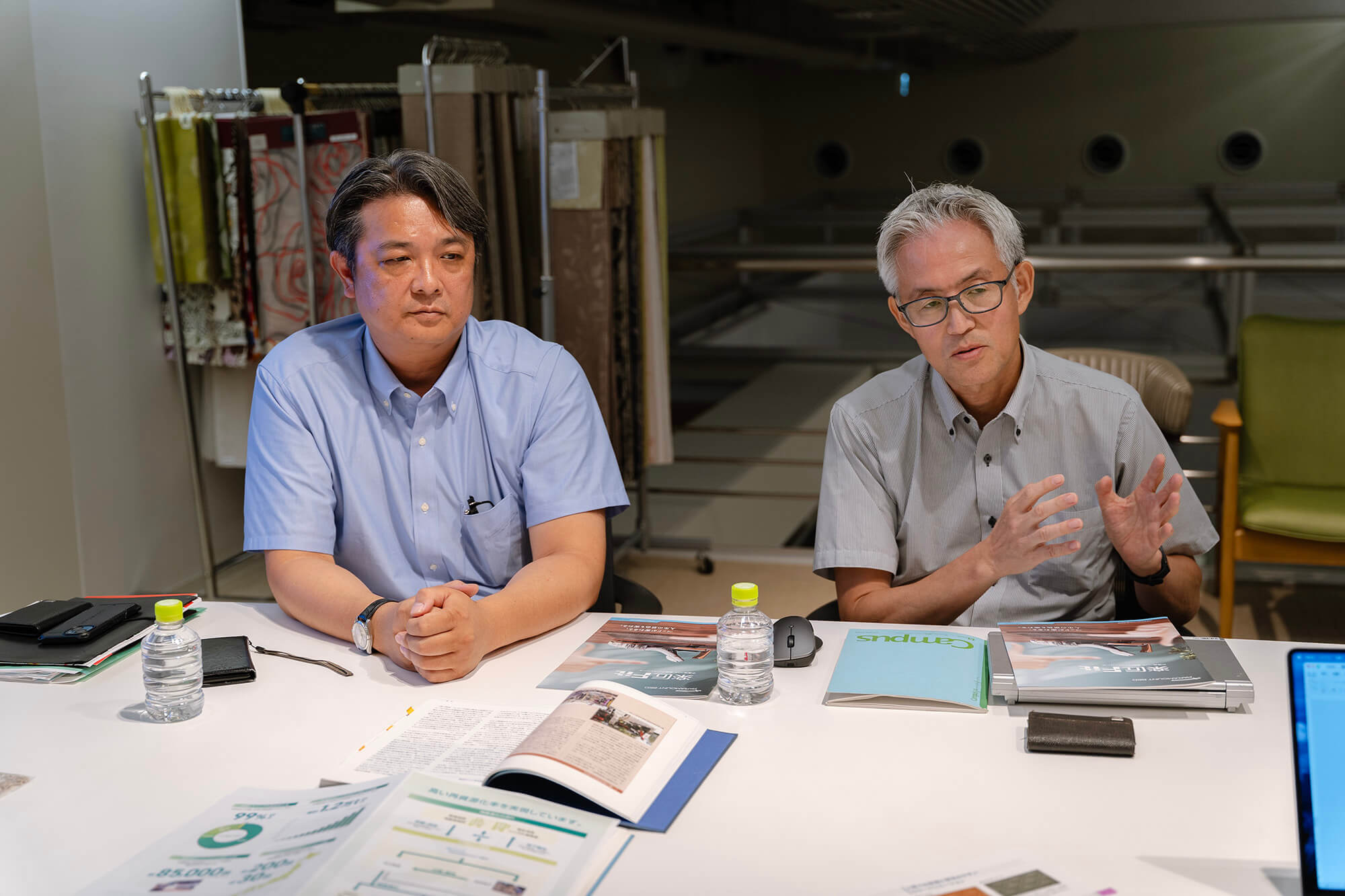 座談会のようす。営業統括部塩原さん、経営企画本部小川さん