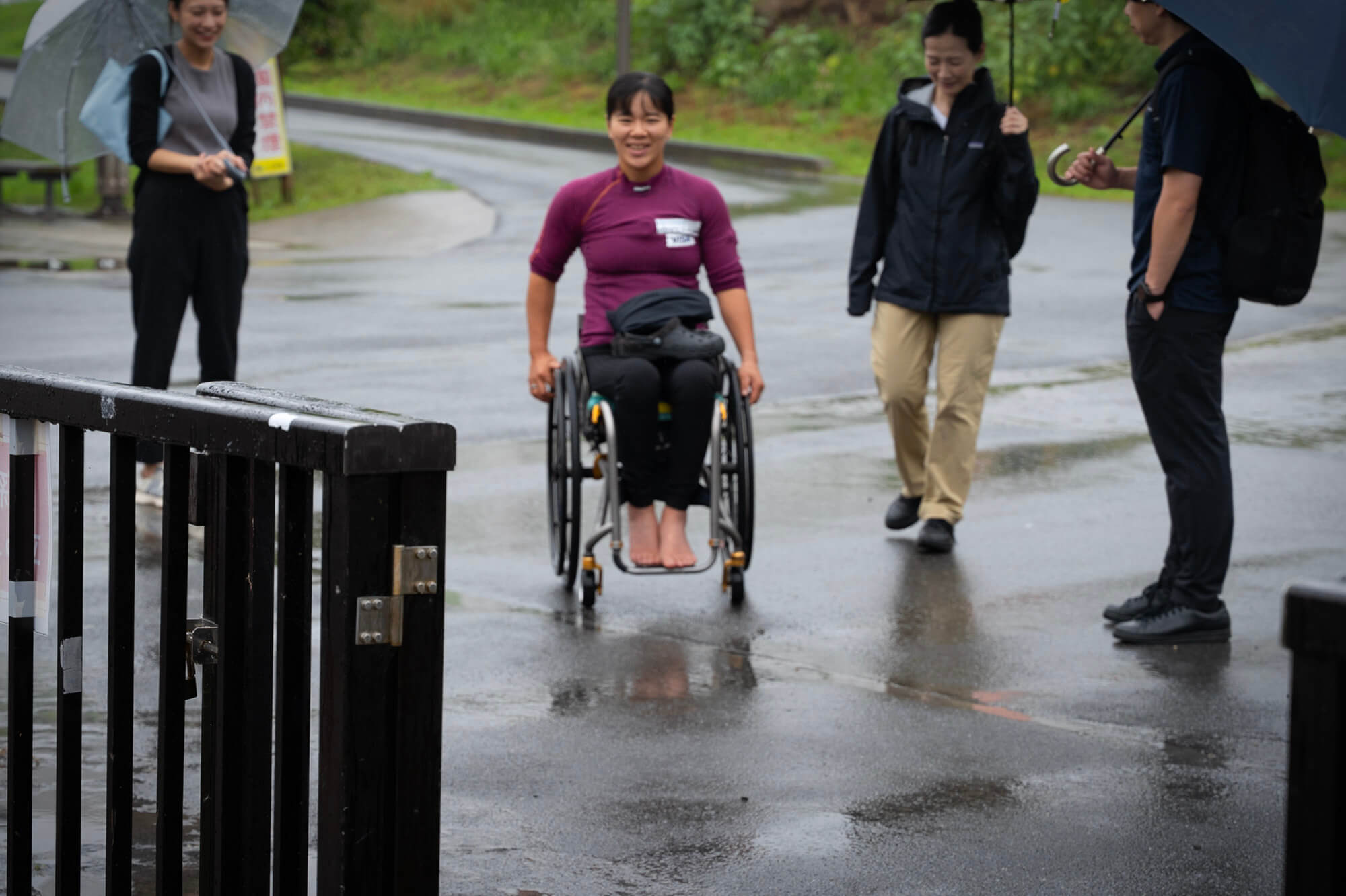 雨の中車椅子で登場する瀬立モニカ選手