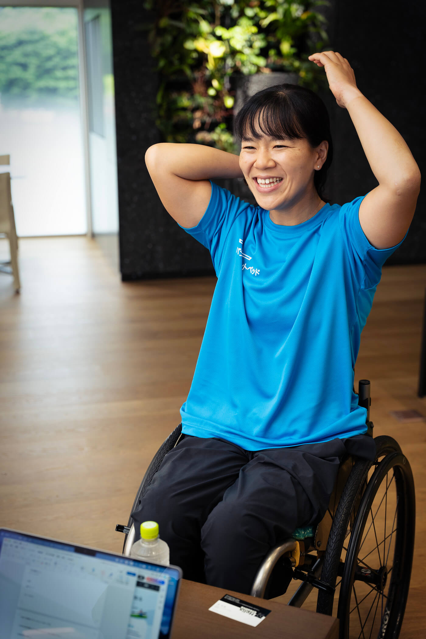 パラマウントベッド本社ロビーでインタビュー中の瀬立モニカ選手。車椅子に座り笑顔で答えている