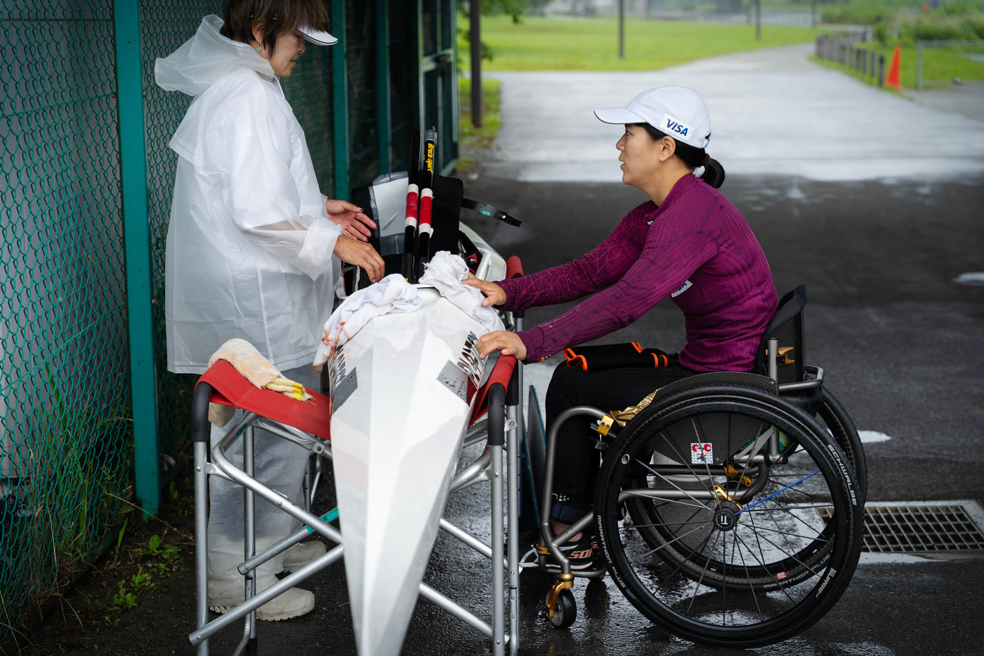 瀬立モニカ選手と西明美コーチがカヌーを拭いている