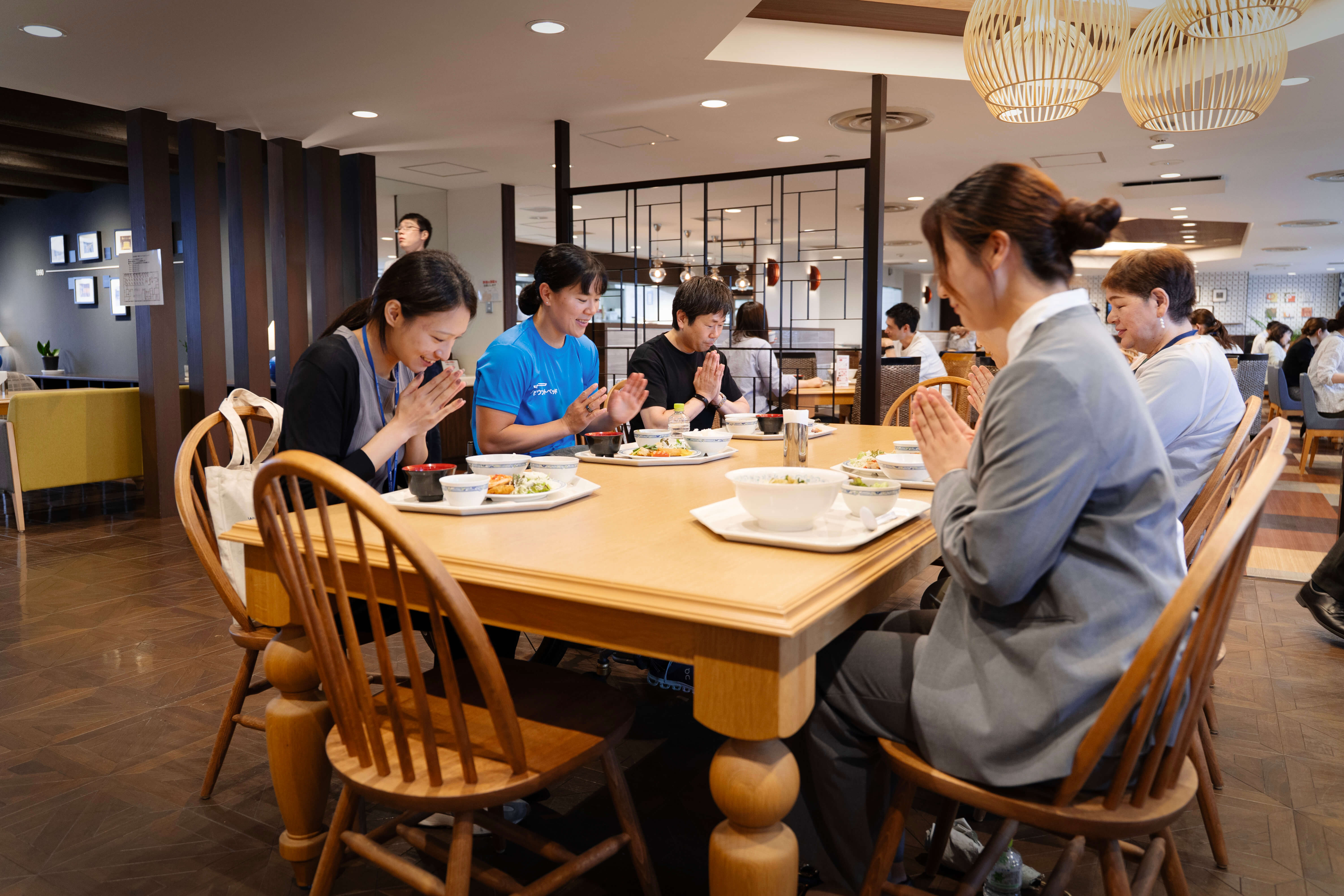 パラマウントベッドの社員食堂で社員と一緒にランチを取る瀬立モニカ選手