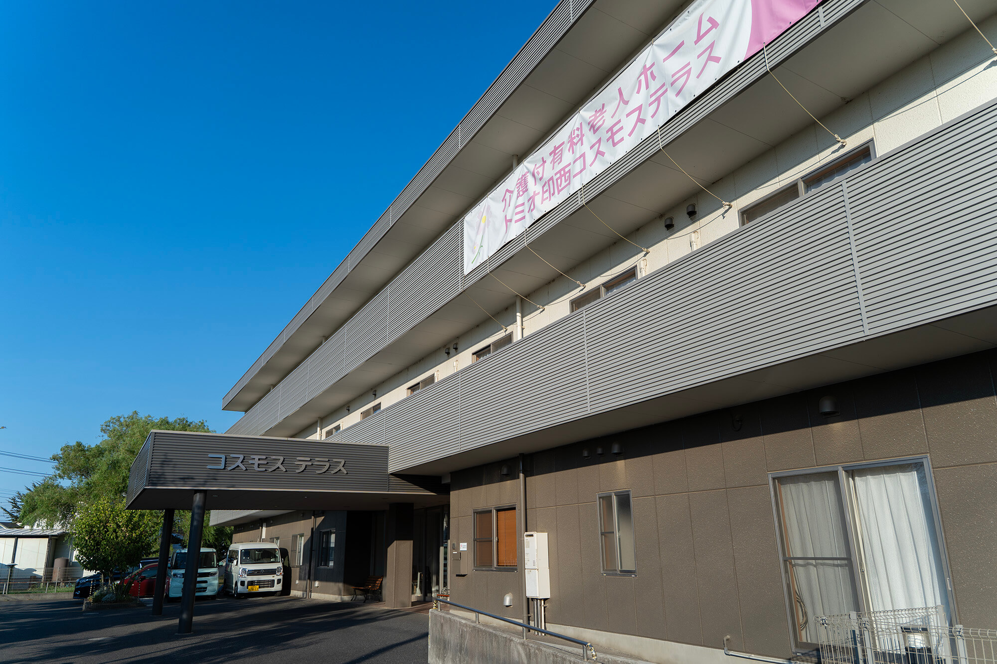 トミオ印西コスモステラスの外観。三階建ての明るい建物