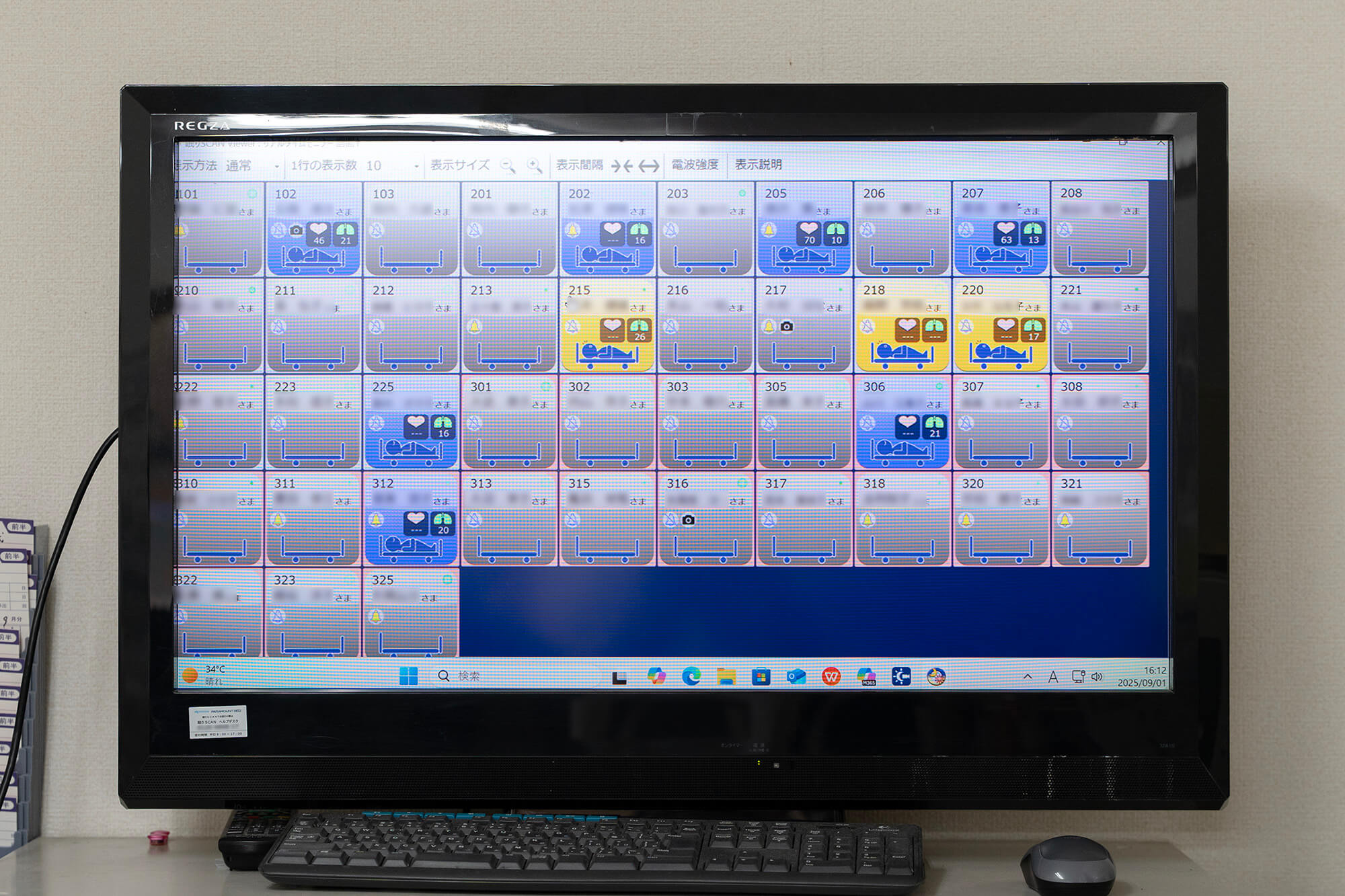 職員事務室にあるモニターに、全室の「睡眠計測センサー」からの情報が映し出されている