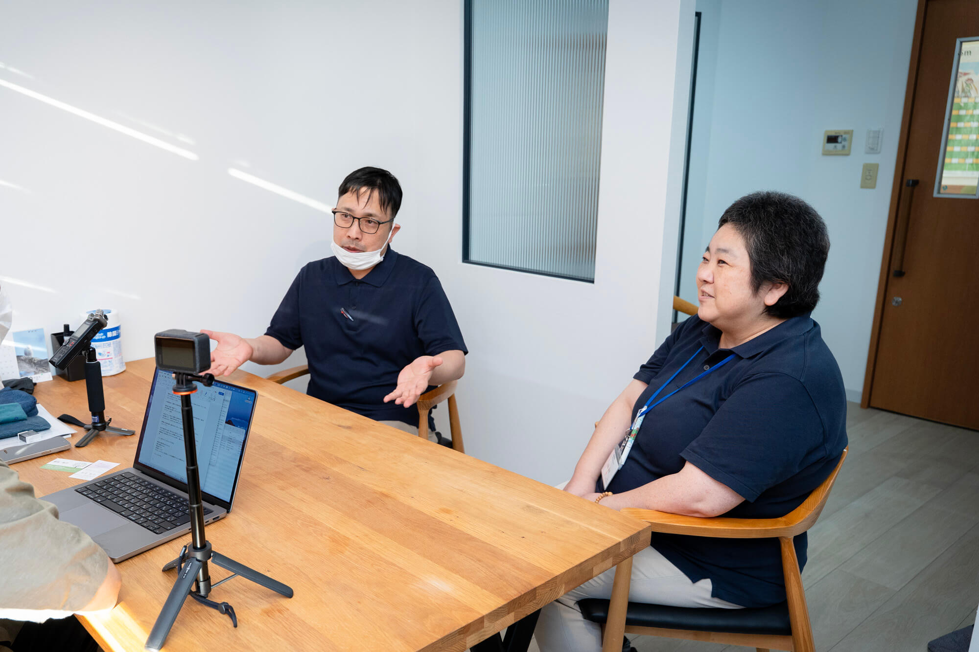 インタビューに答える種市（たねいち）施設長と曽我（そが）ケアマネジャー