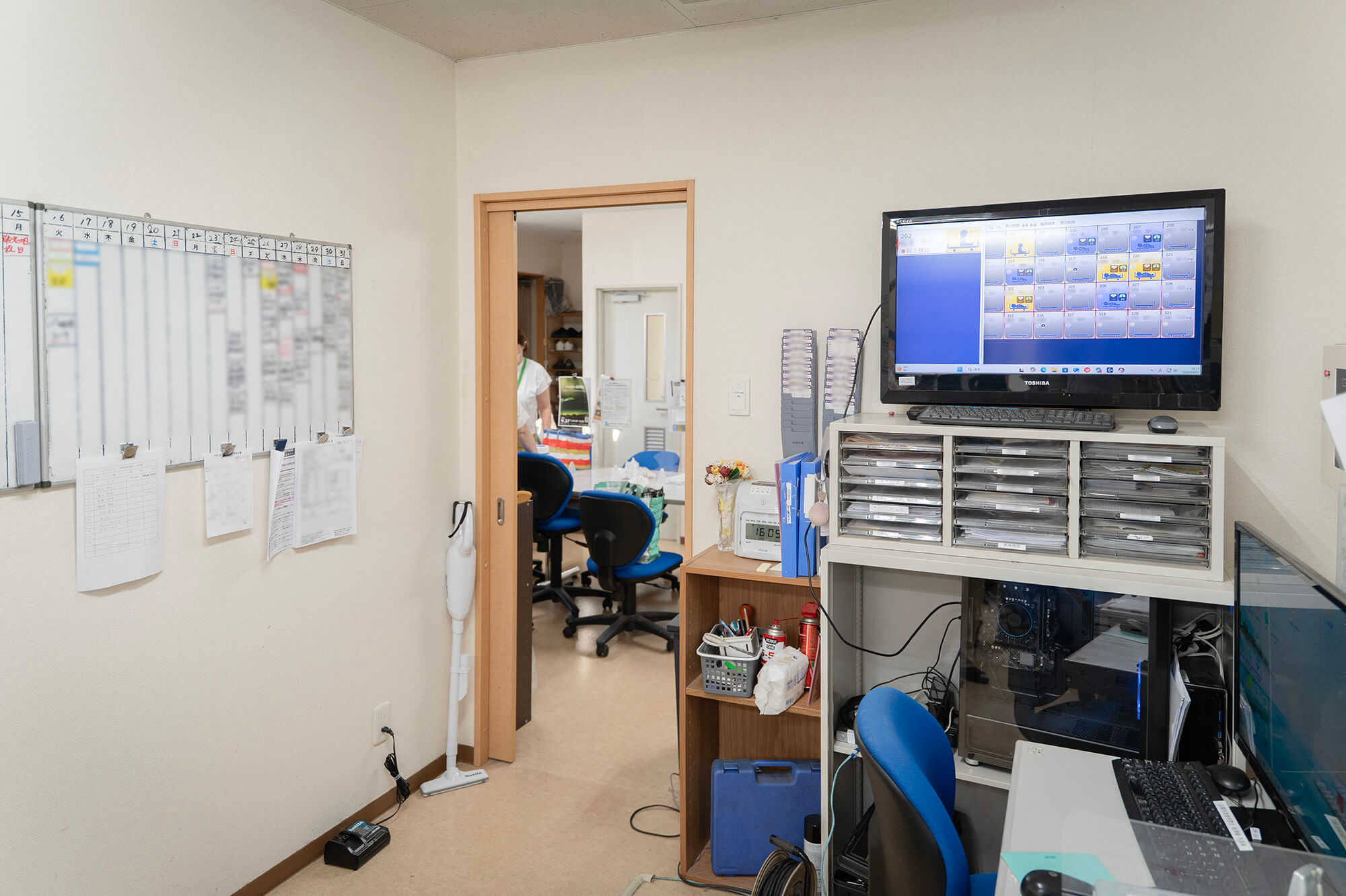 事務室の大きなモニターに「睡眠計測センサー」の情報が映し出されている