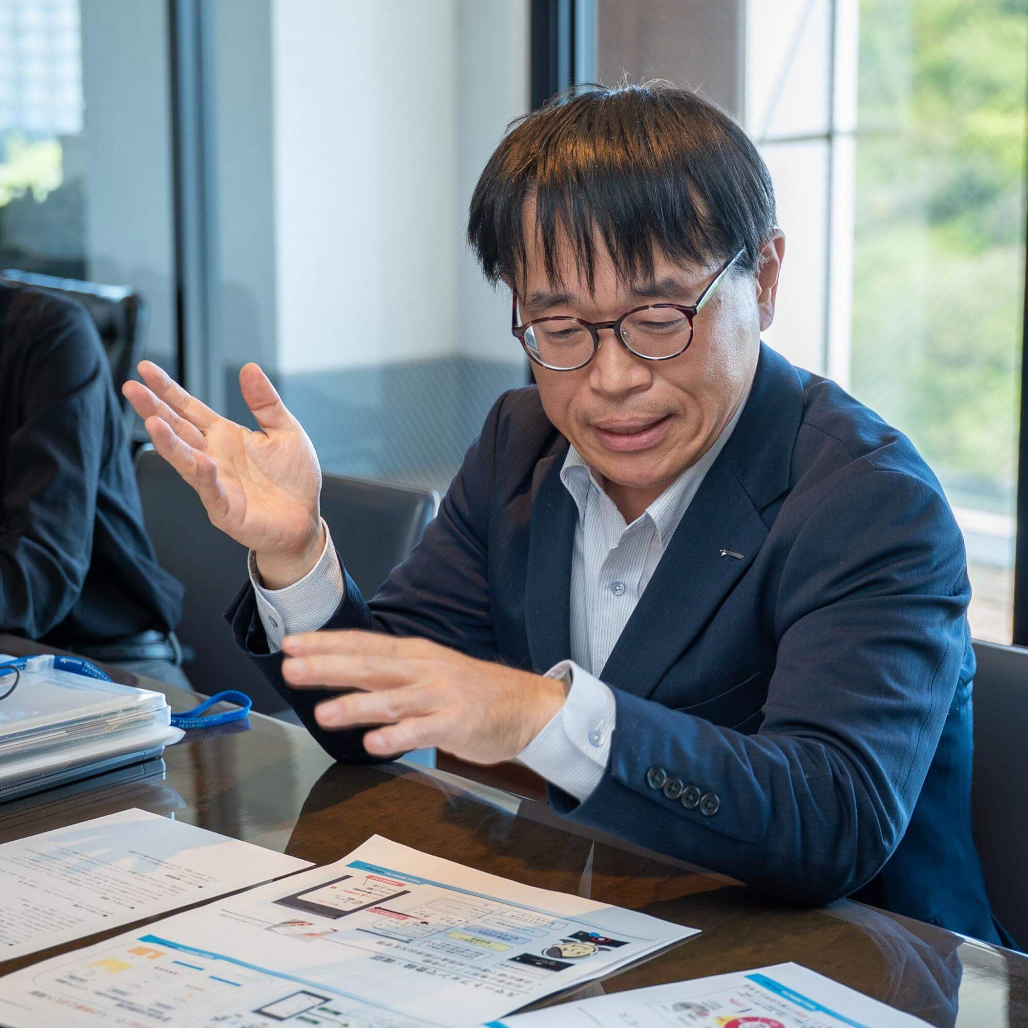 インタビューに答える三重野勤（みえのつとむ）さん