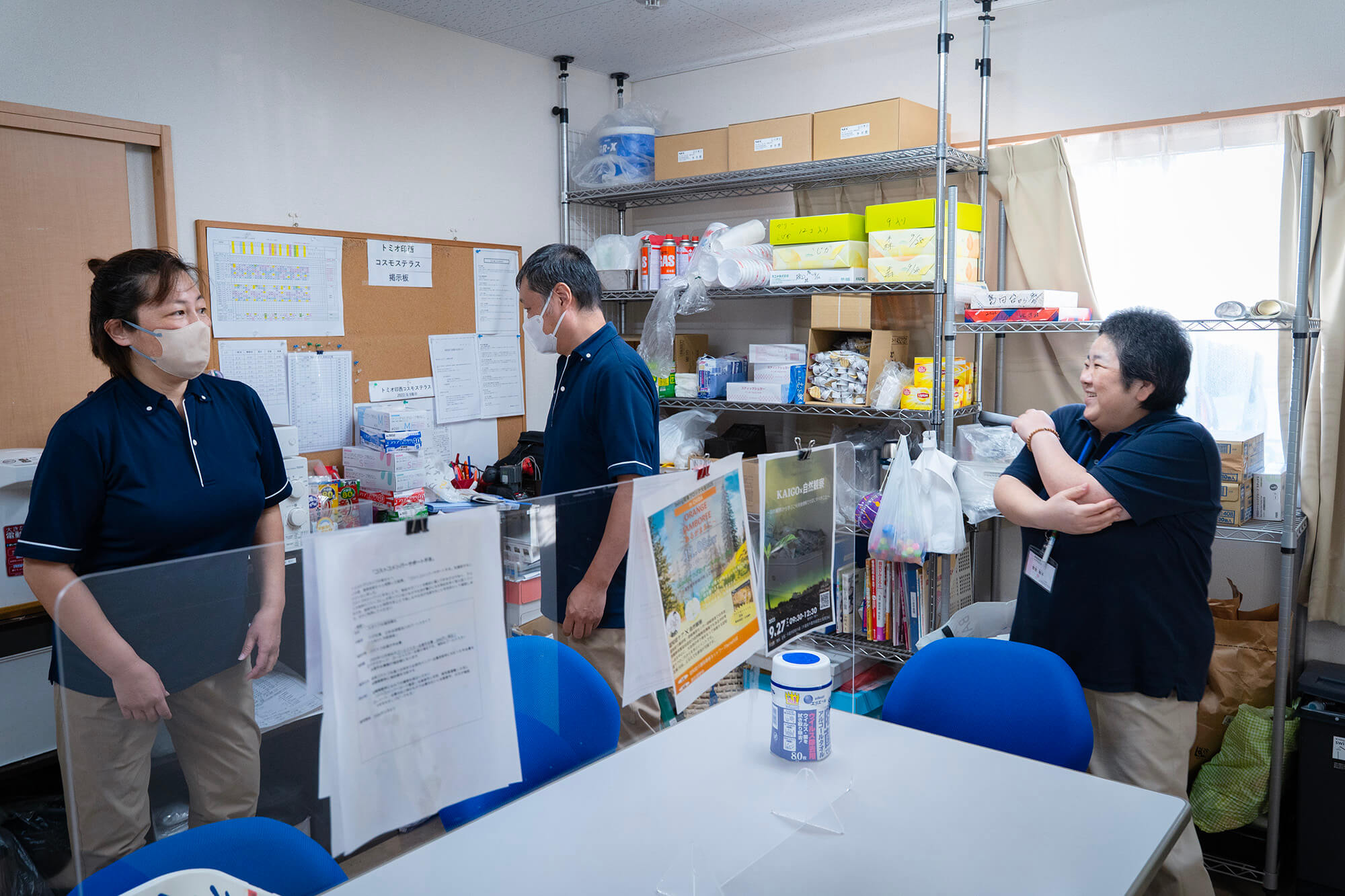 事務室で話をしている曽我敦子（そがあつこ）さんと施設職員の皆さん